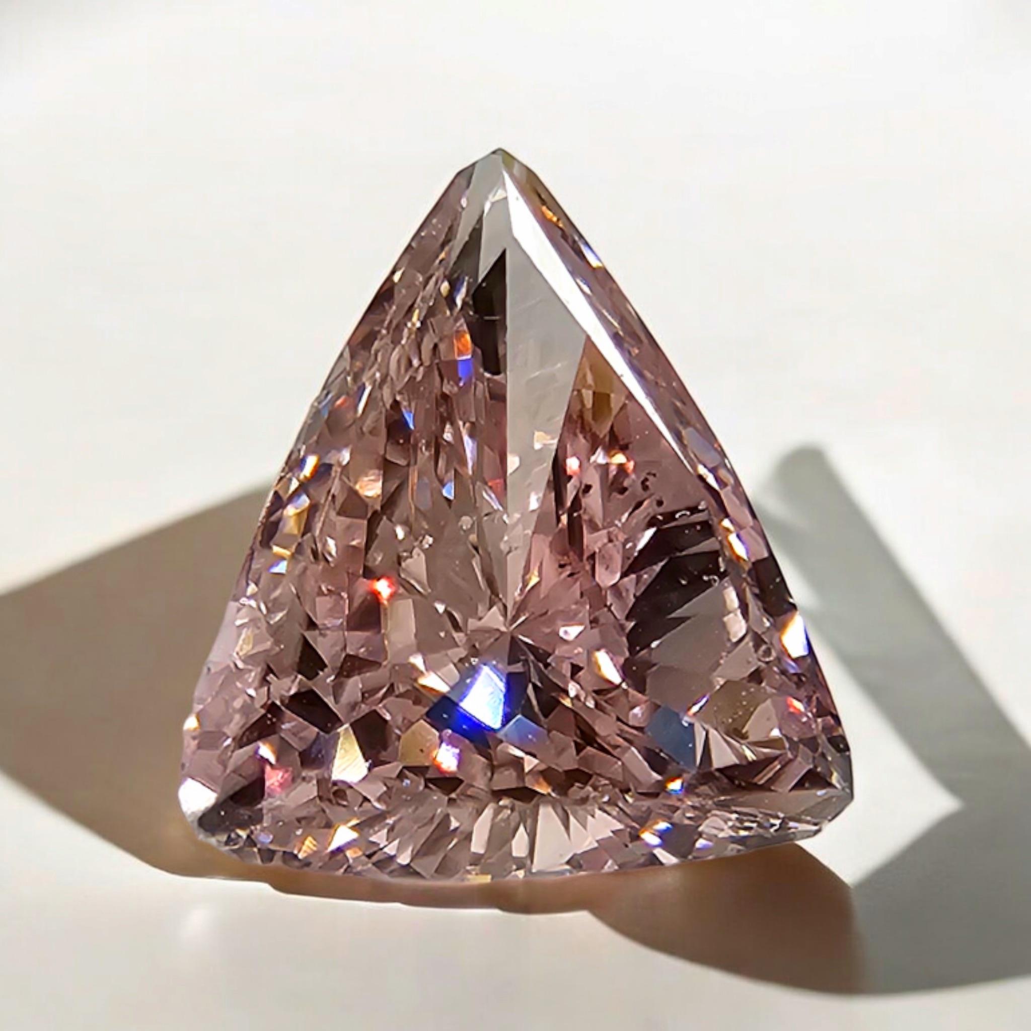 Découvrez la beauté de ce diamant de 0,29 carat taillé en trillion et de couleur rose orangé. D'une pureté SI1 et certifié par le GIA, ce superbe diamant naturel présente un mélange unique de teintes roses dans un rare diamant taillé en trillion.