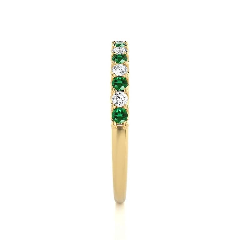 Round Cut 0.2Ct Diamond & 0.2Ct Emerald in 18K Yellow Gold Wedding Band 1981 Classic Ring For Sale