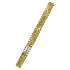 Broche modernista de oro con diamantes talla baguette Parallax de 0,3 quilates