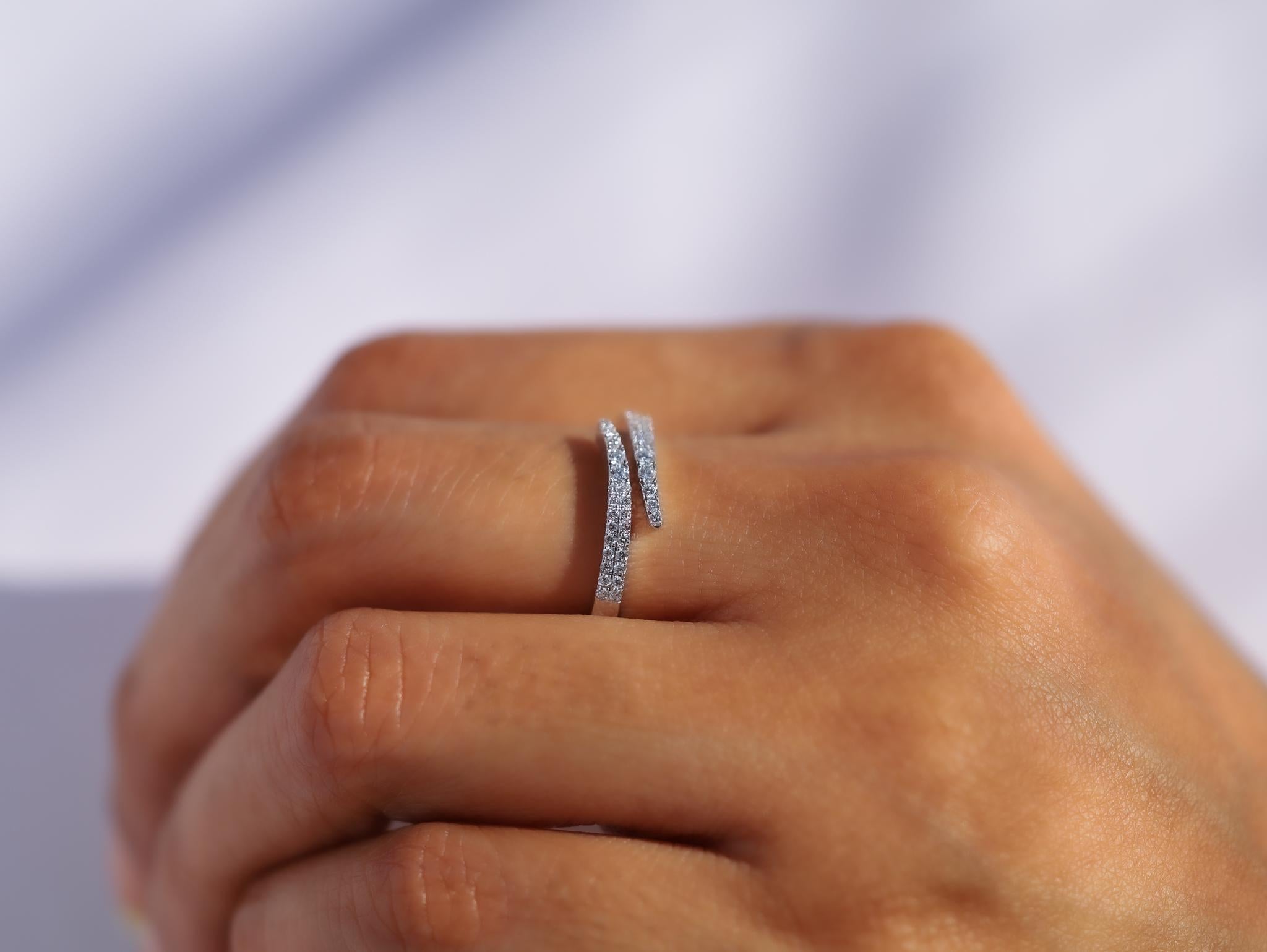 0.3 Carat Diamond Round Cut Wedding Band in 18k White Gold, E VS Diamond Ring en vente 5