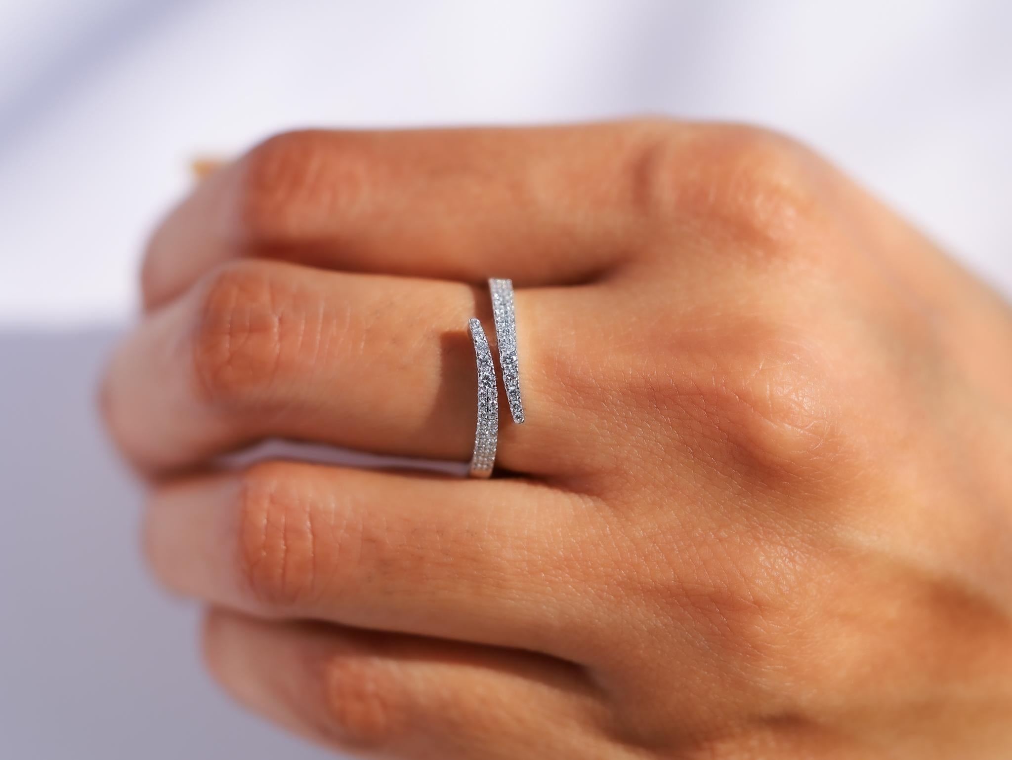 0.3 Carat Diamond Round Cut Wedding Band in 18k White Gold, E VS Diamond Ring en vente 6