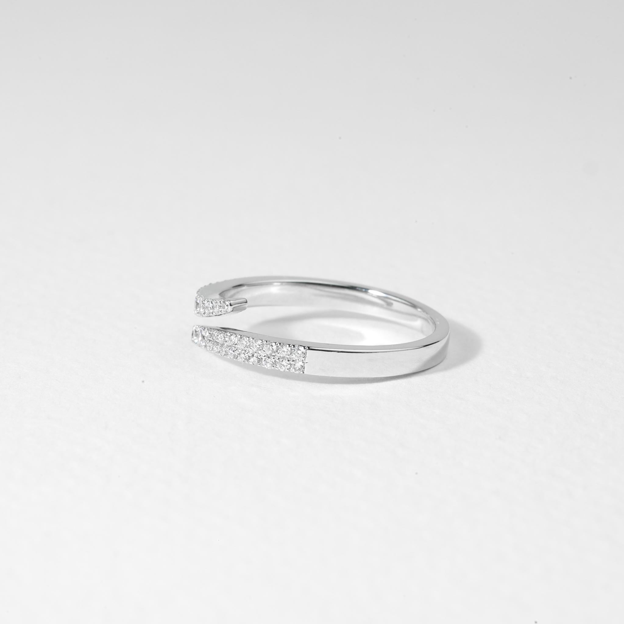 Art déco 0.3 Carat Diamond Round Cut Wedding Band in 18k White Gold, E VS Diamond Ring en vente