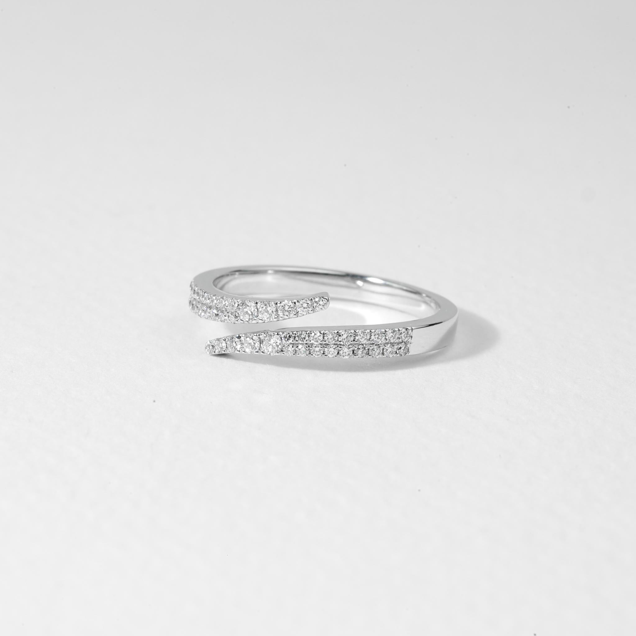 Taille ovale 0.3 Carat Diamond Round Cut Wedding Band in 18k White Gold, E VS Diamond Ring en vente