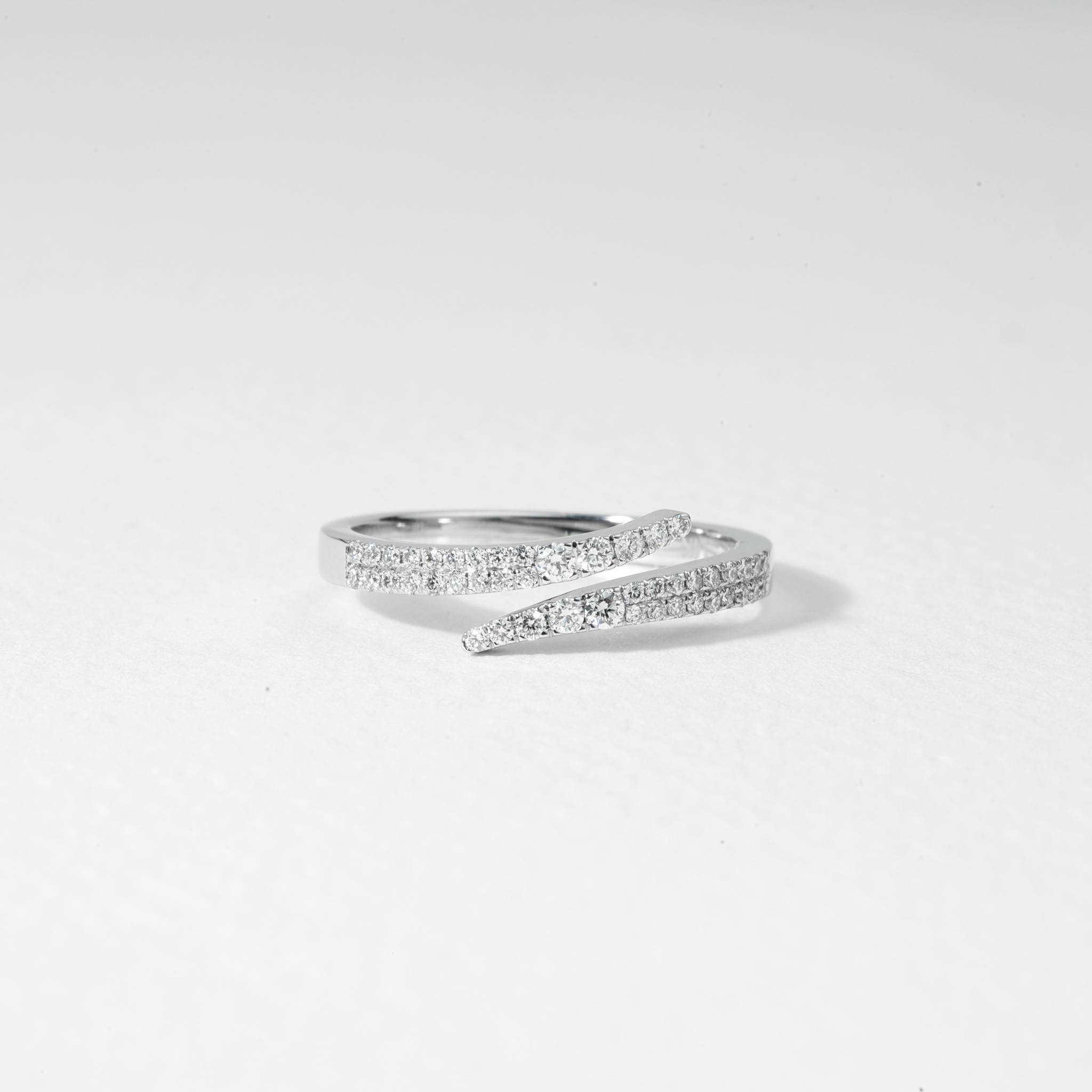 0.3 Carat Diamond Round Cut Wedding Band in 18k White Gold, E VS Diamond Ring Pour femmes en vente