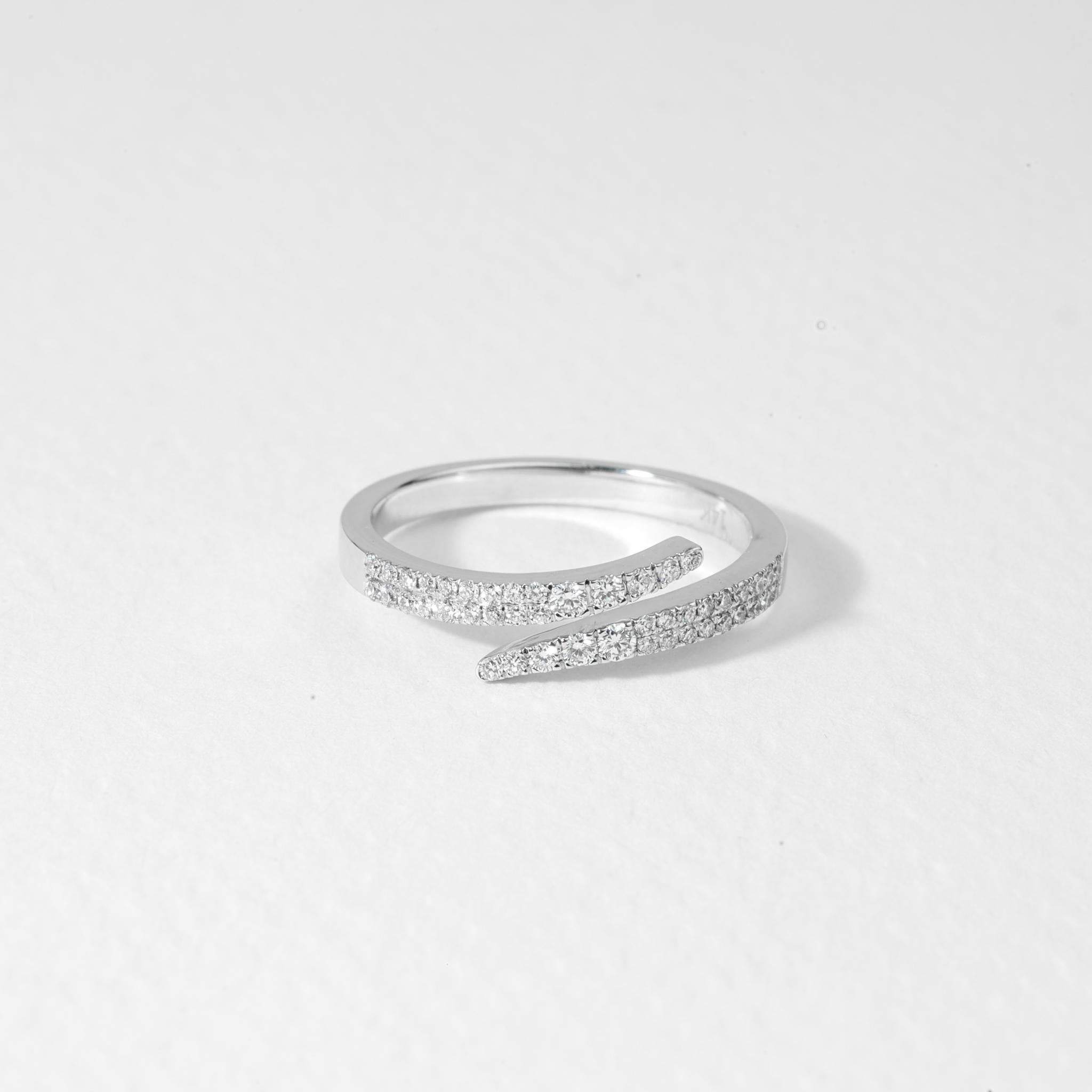 0.3 Carat Diamond Round Cut Wedding Band in 18k White Gold, E VS Diamond Ring en vente 1