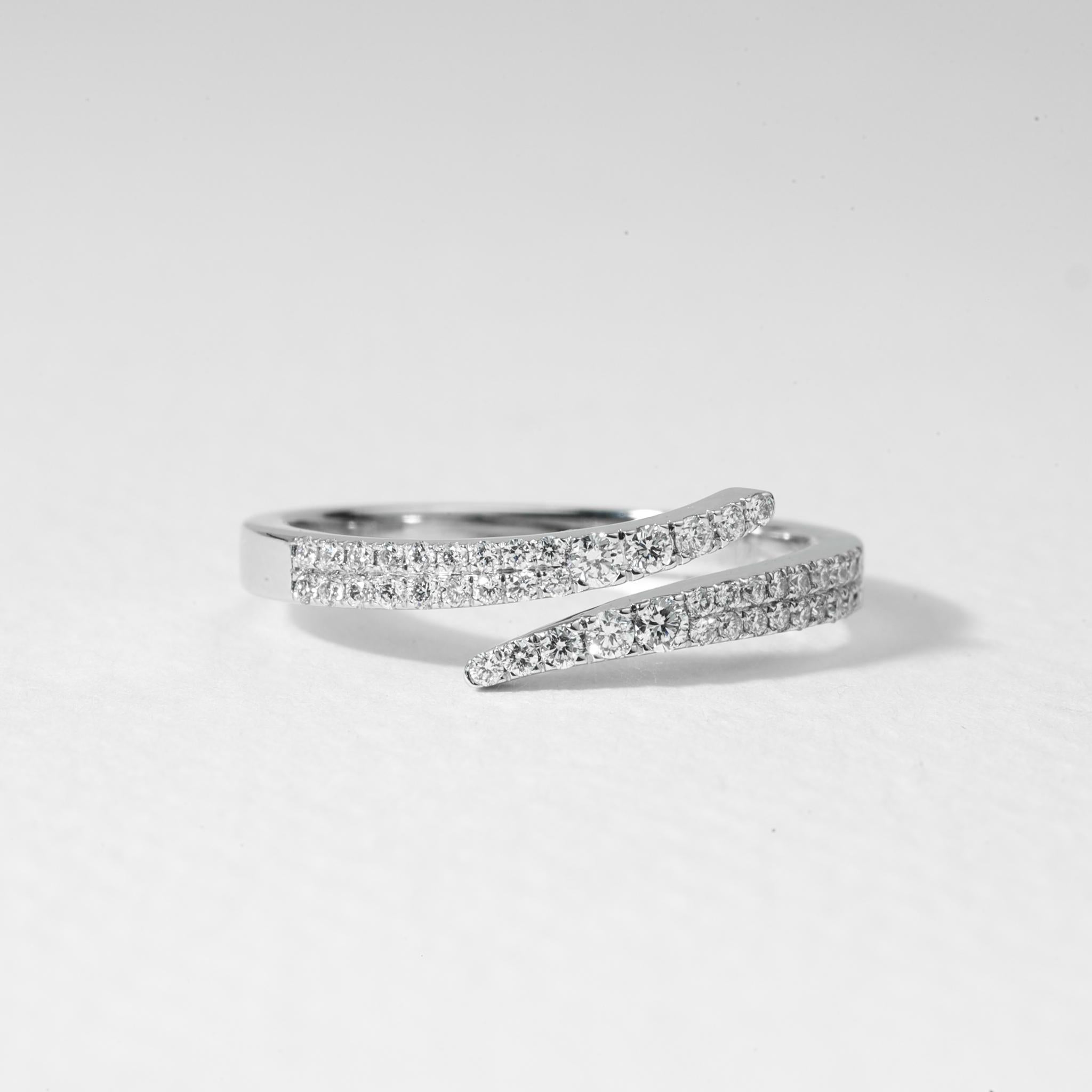 0.3 Carat Diamond Round Cut Wedding Band in 18k White Gold, E VS Diamond Ring en vente 2
