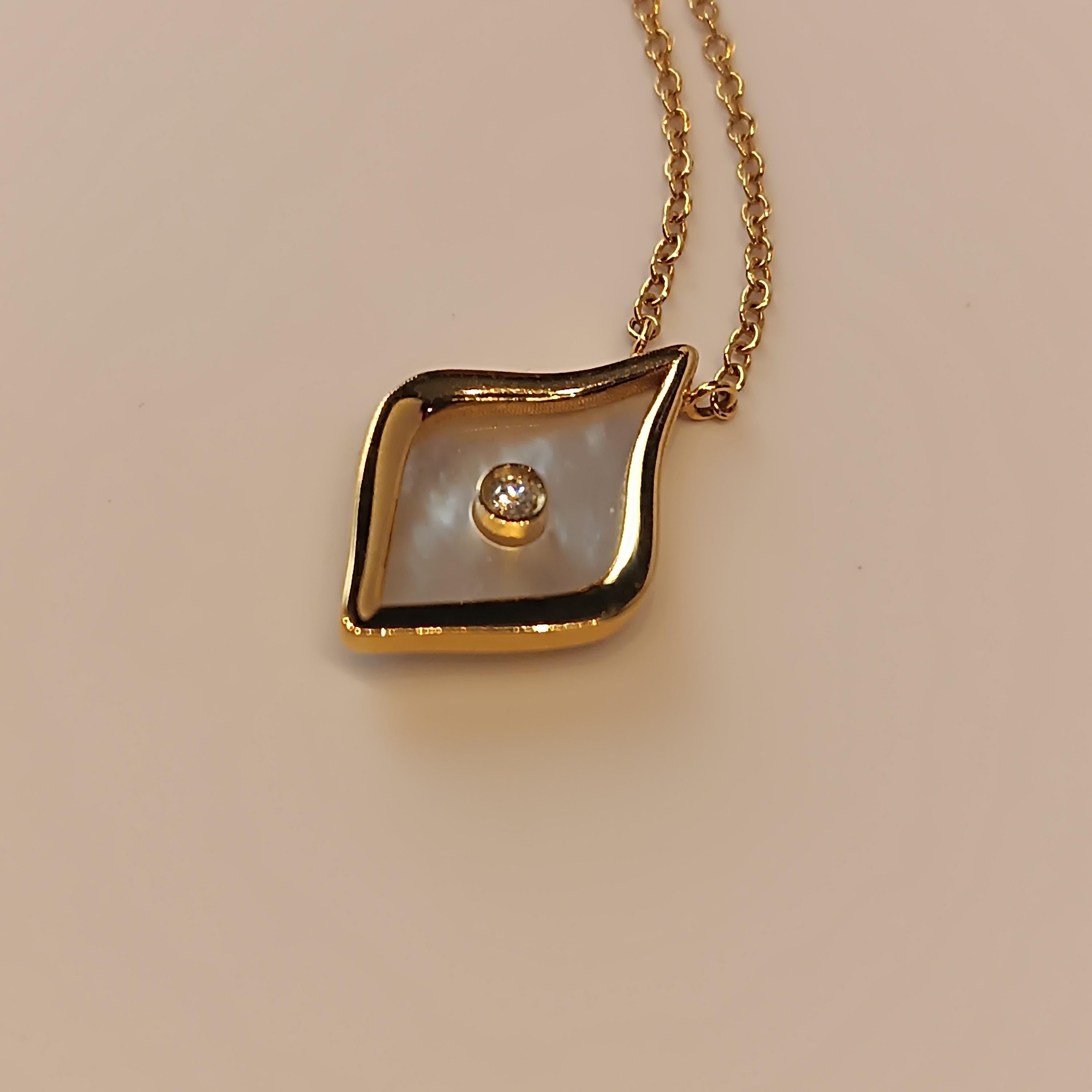This wonderful Leo Milano pendant from our Olmetto collection shows in every detail a very complicate yet perfectly done workmanship. The pendant and the chain are in 18 white gold with mother of pearl . The object weights 4.71 grams the  diamonds