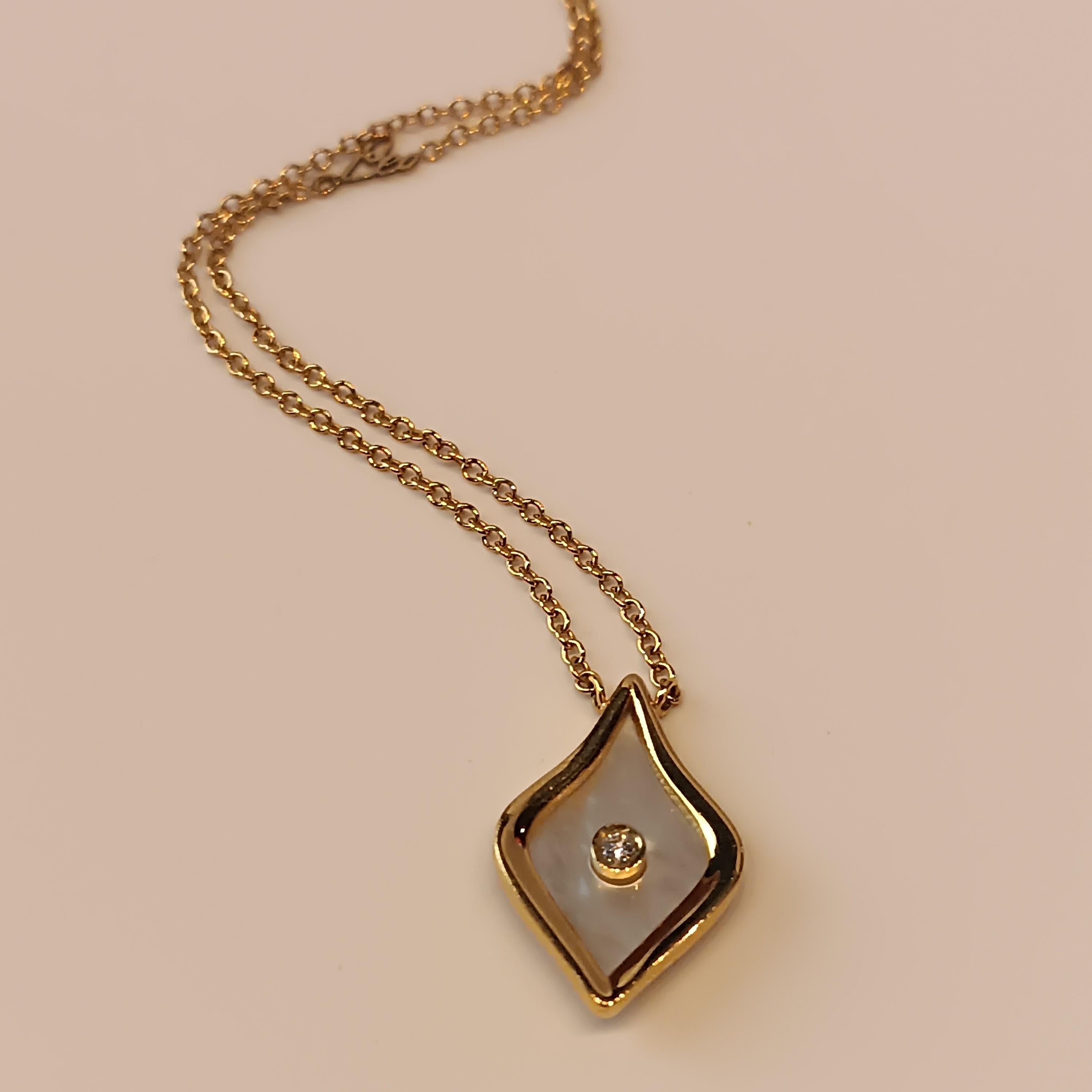 Contemporary 0.3 Carat VS G Diamonds on 18 Carat Rose Gold Mother of Pearl Pendant For Sale
