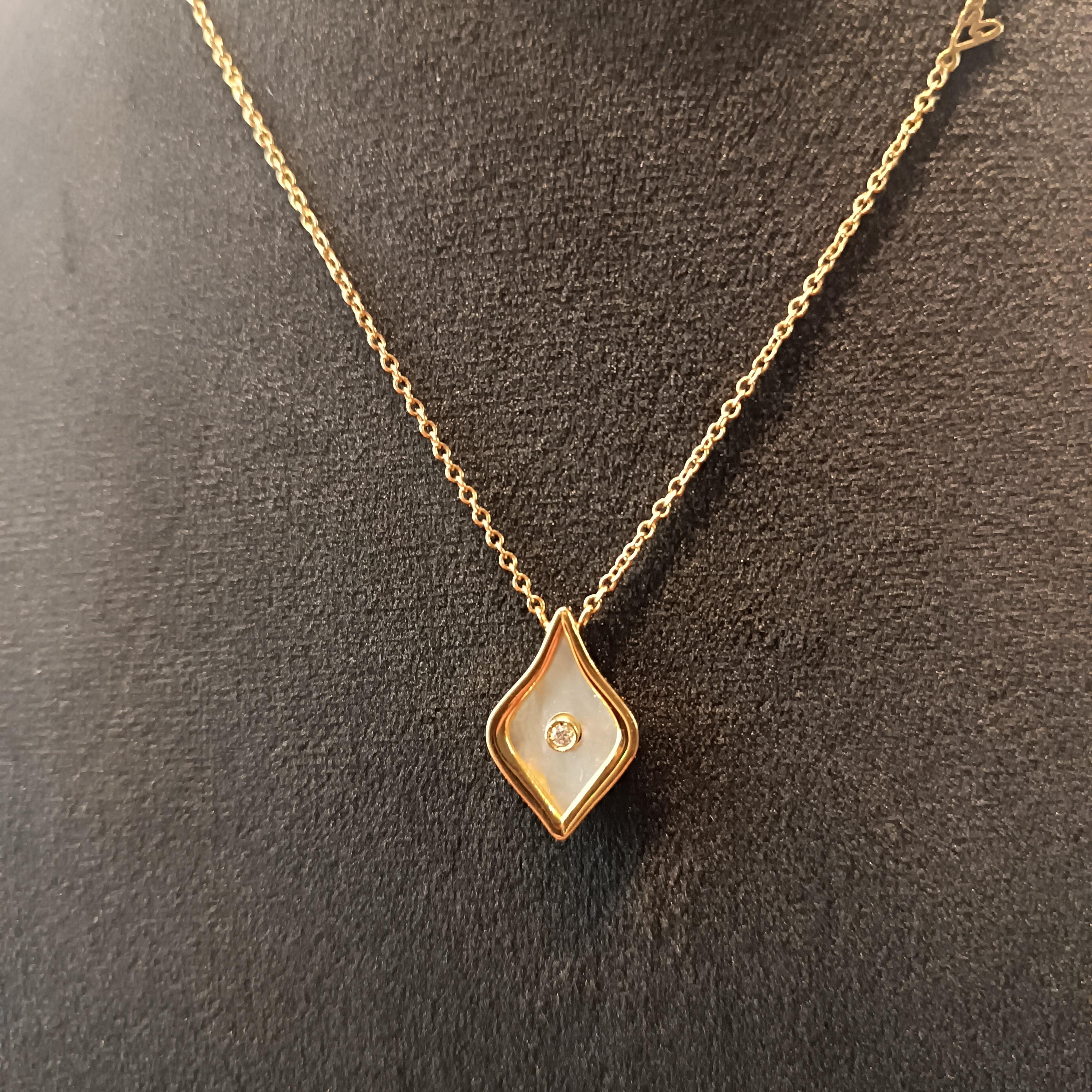0.3 Carat VS G Diamonds on 18 Carat Rose Gold Mother of Pearl Pendant In New Condition For Sale In Milano, MI