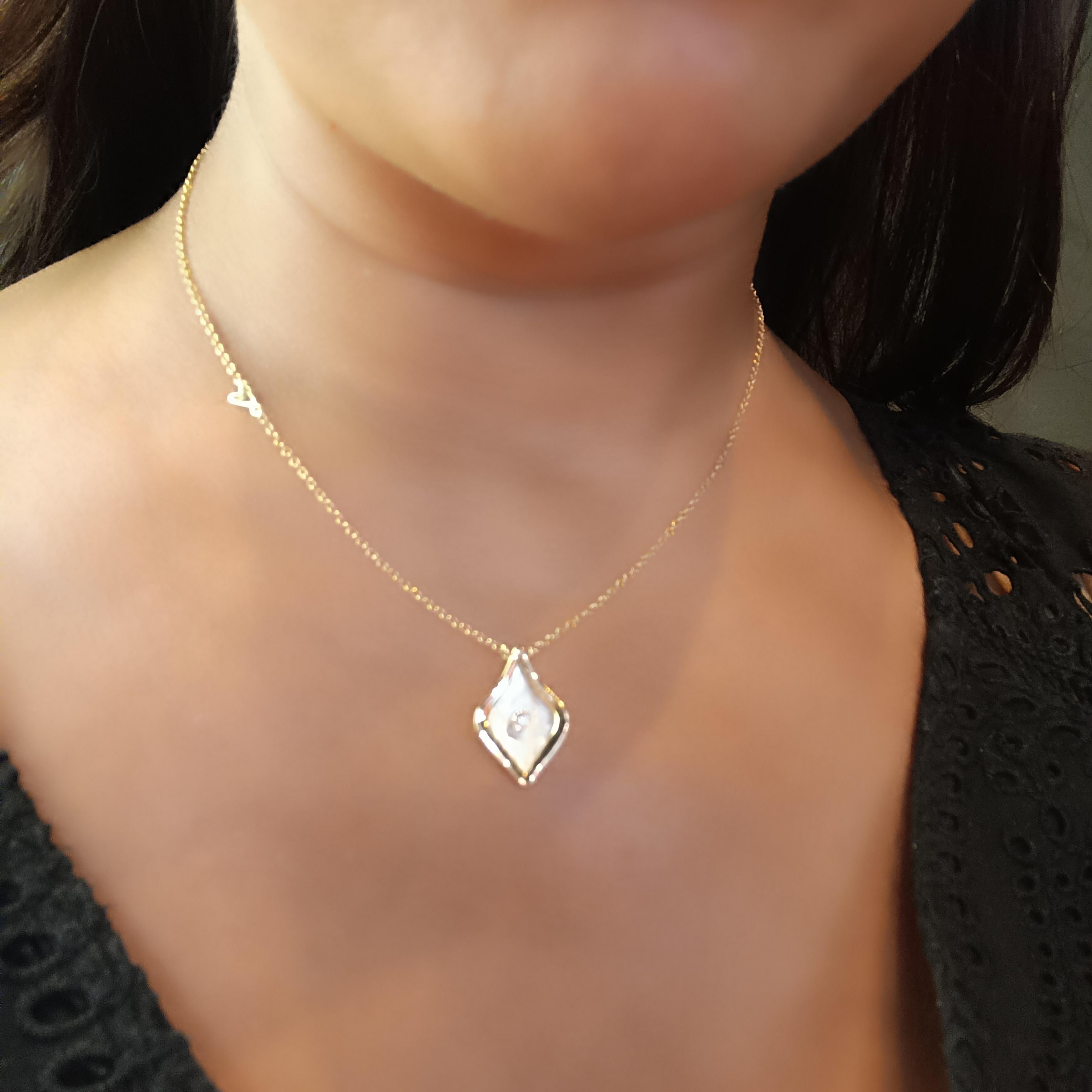 0.3 Carat VS G Diamonds on 18 Carat Rose Gold Mother of Pearl Pendant For Sale 1