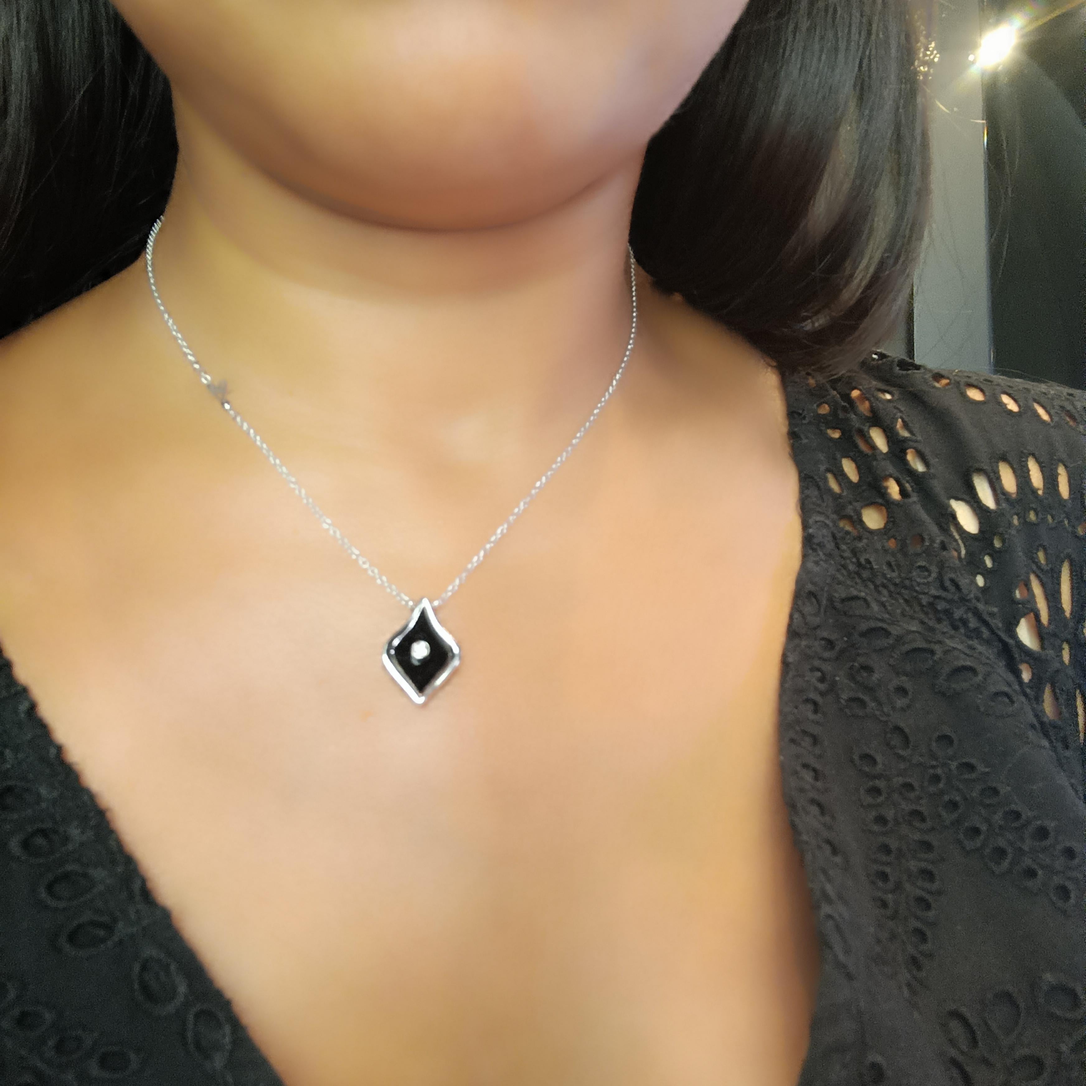 Brilliant Cut 0.3 Carat VS G Diamonds on 18 Carat White Gold Onyx Pendant For Sale