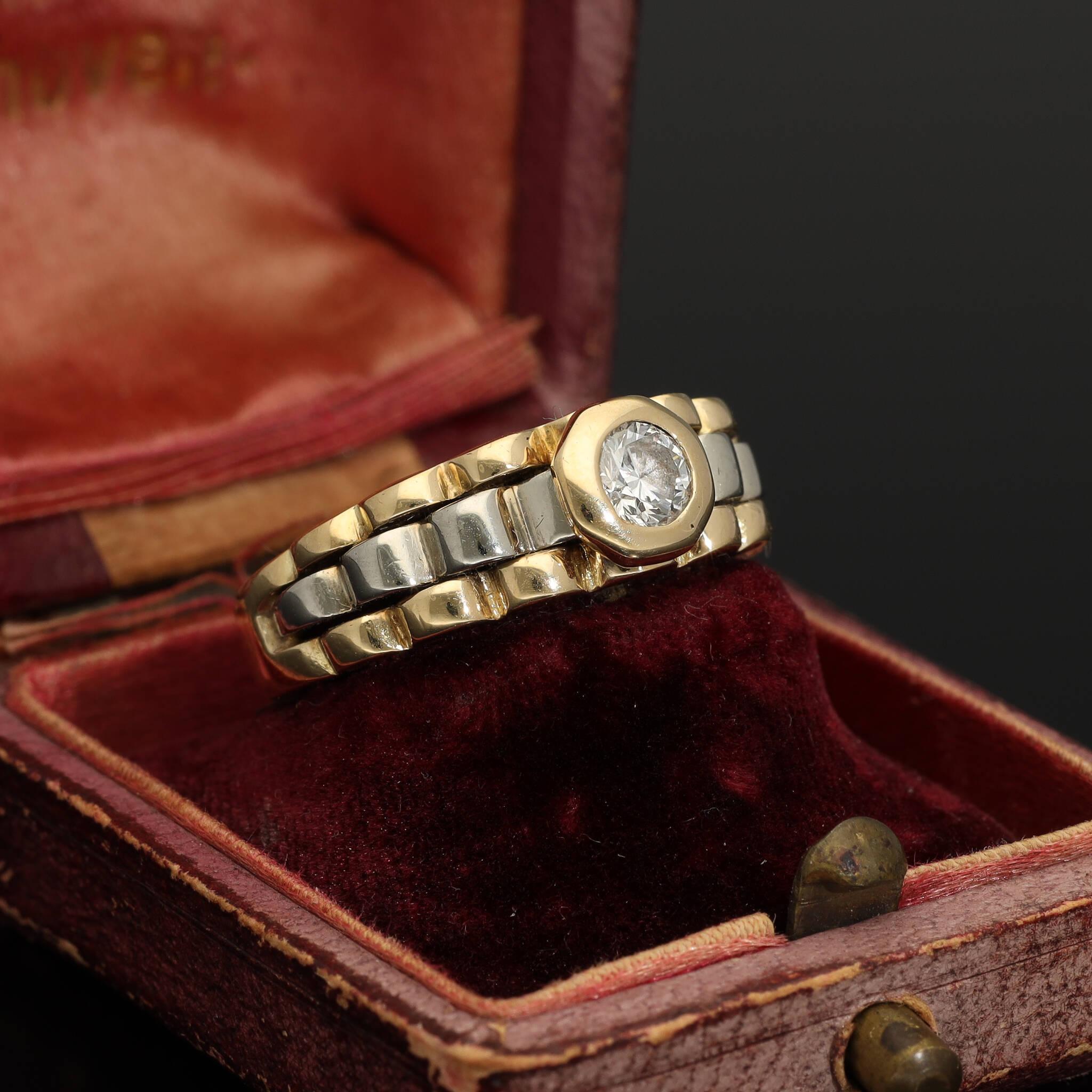 An unbelievably classy Austrian antique diamond solitaire dating back to the year 1925. This posh and heavy ring is crafted in solid 585 (14 karat gold) and has a high-end elegant look!

The band is made in link chain style with a mix of yellow and