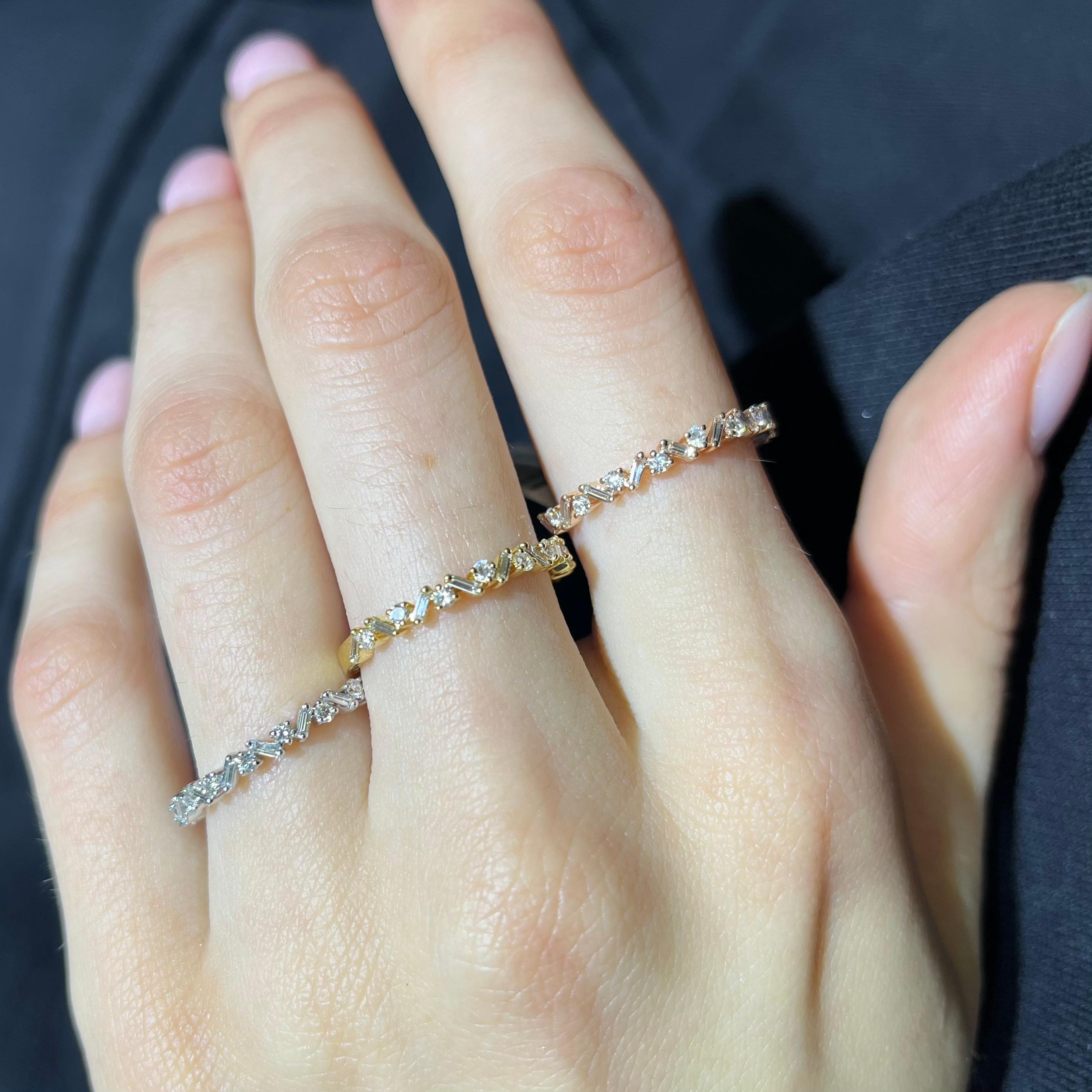 Women's 0.30 Carat  Baguette & Round Cut Diamond Ring 18K Yellow Gold For Sale