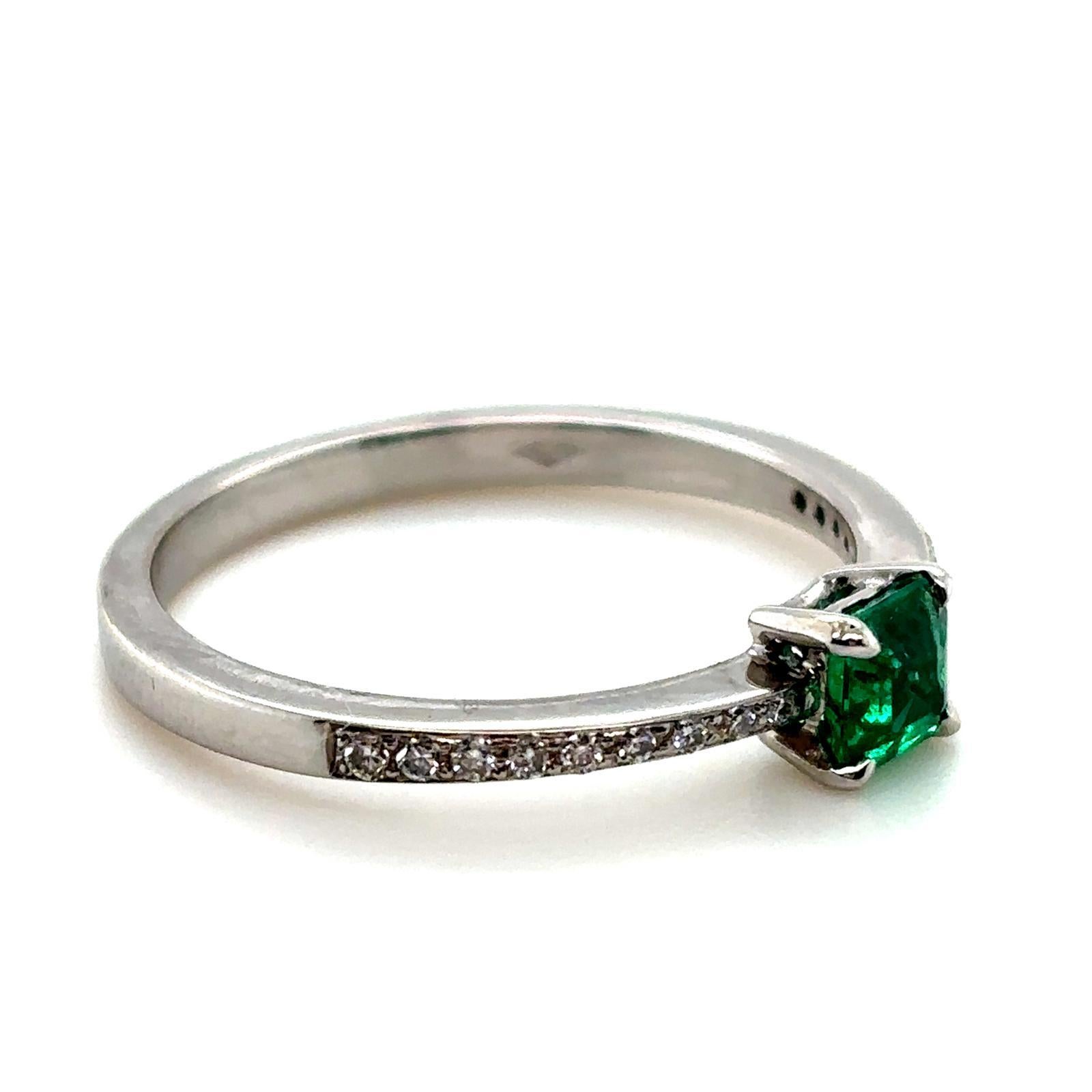 Modern 0.30 Carat Columbian Emerald and Diamond 18 Karat White Gold Engagement Ring