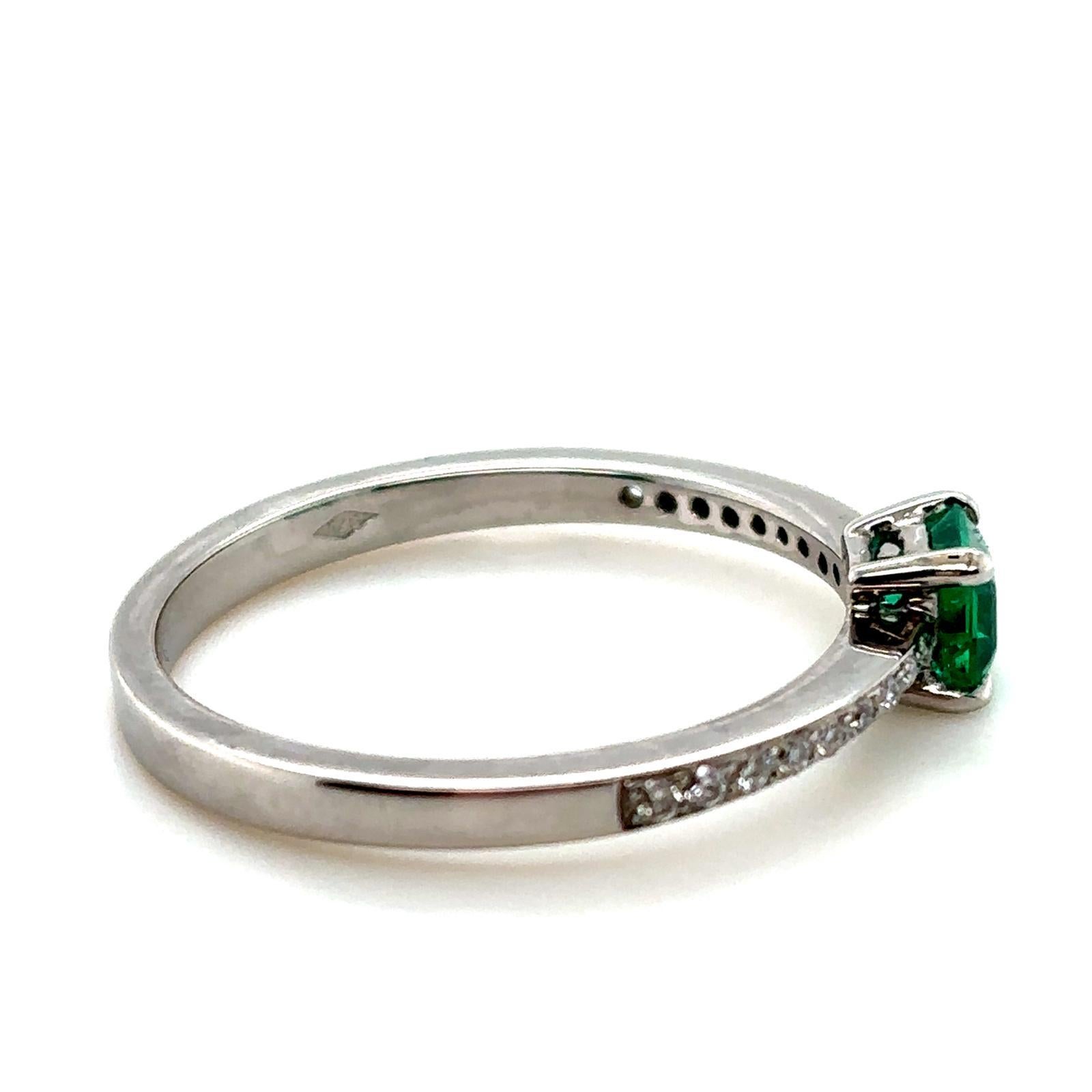 0.30 Carat Columbian Emerald and Diamond 18 Karat White Gold Engagement Ring In Excellent Condition In London, GB