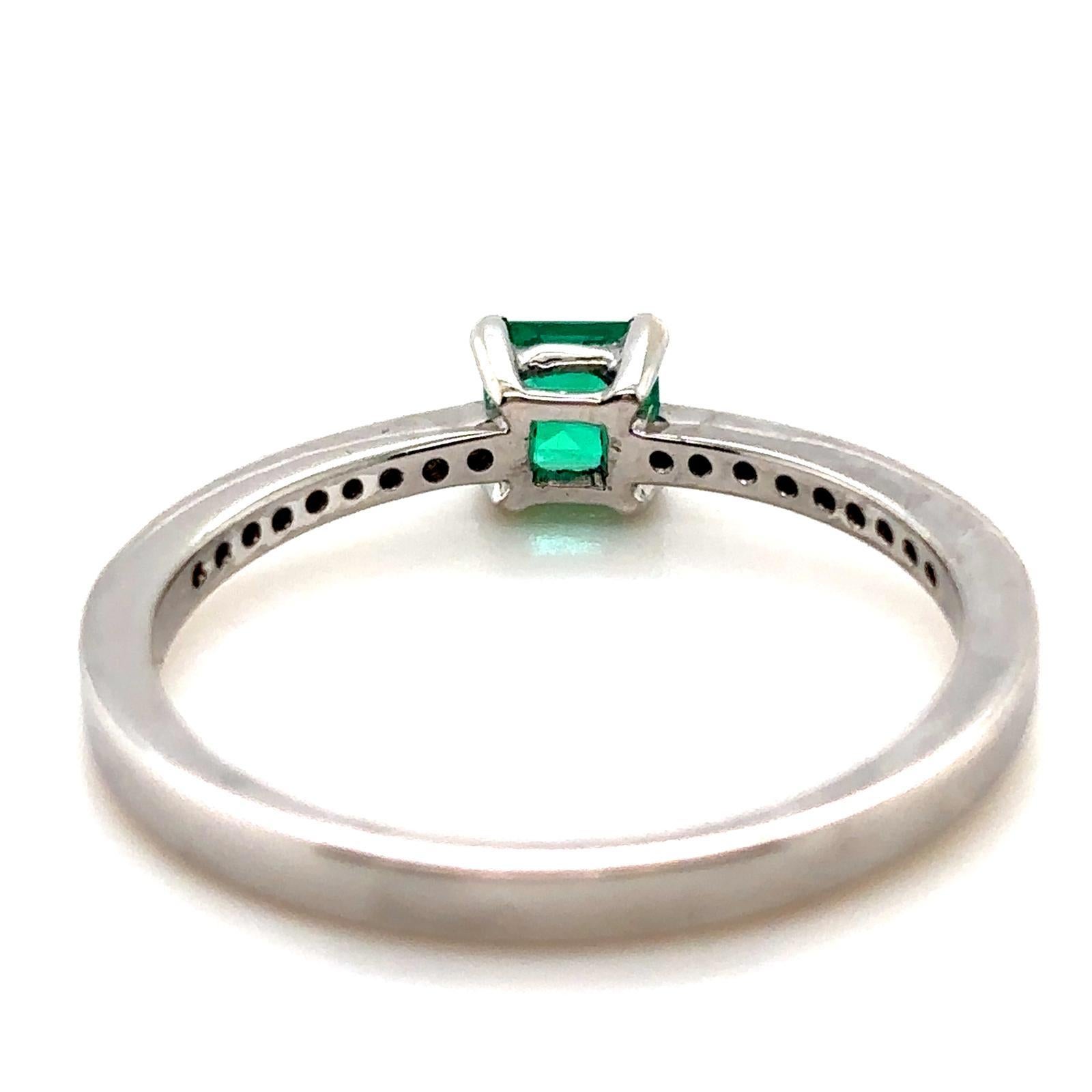 Women's 0.30 Carat Columbian Emerald and Diamond 18 Karat White Gold Engagement Ring