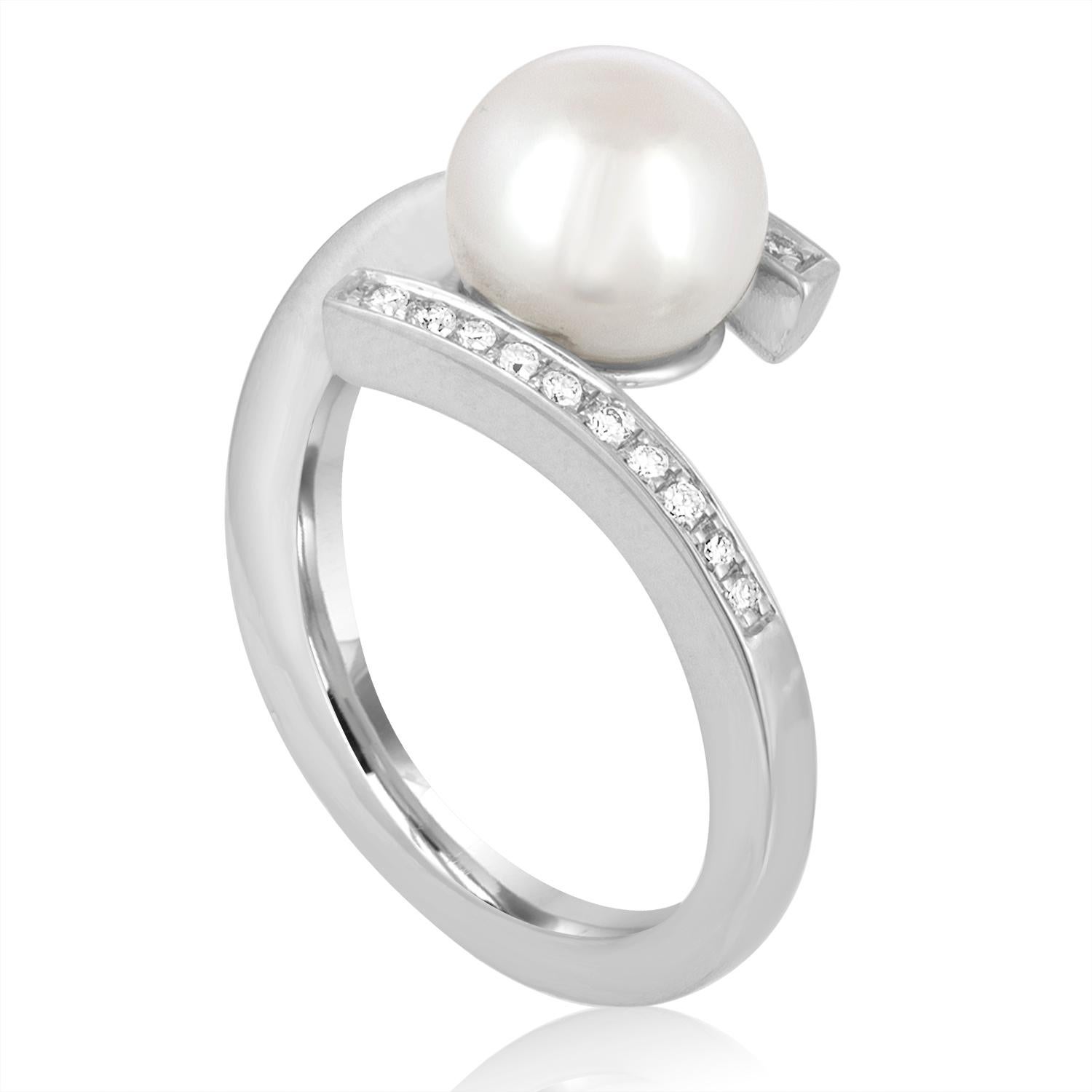 Beautiful Bypass Ring
The ring is 18K White Gold
There are 0.30 Carats in Diamonds F/G VS
The pearl is 8.3mm Freshwater Cultured
The ring is a size 6, sizable
The ring weighs 5.9 grams