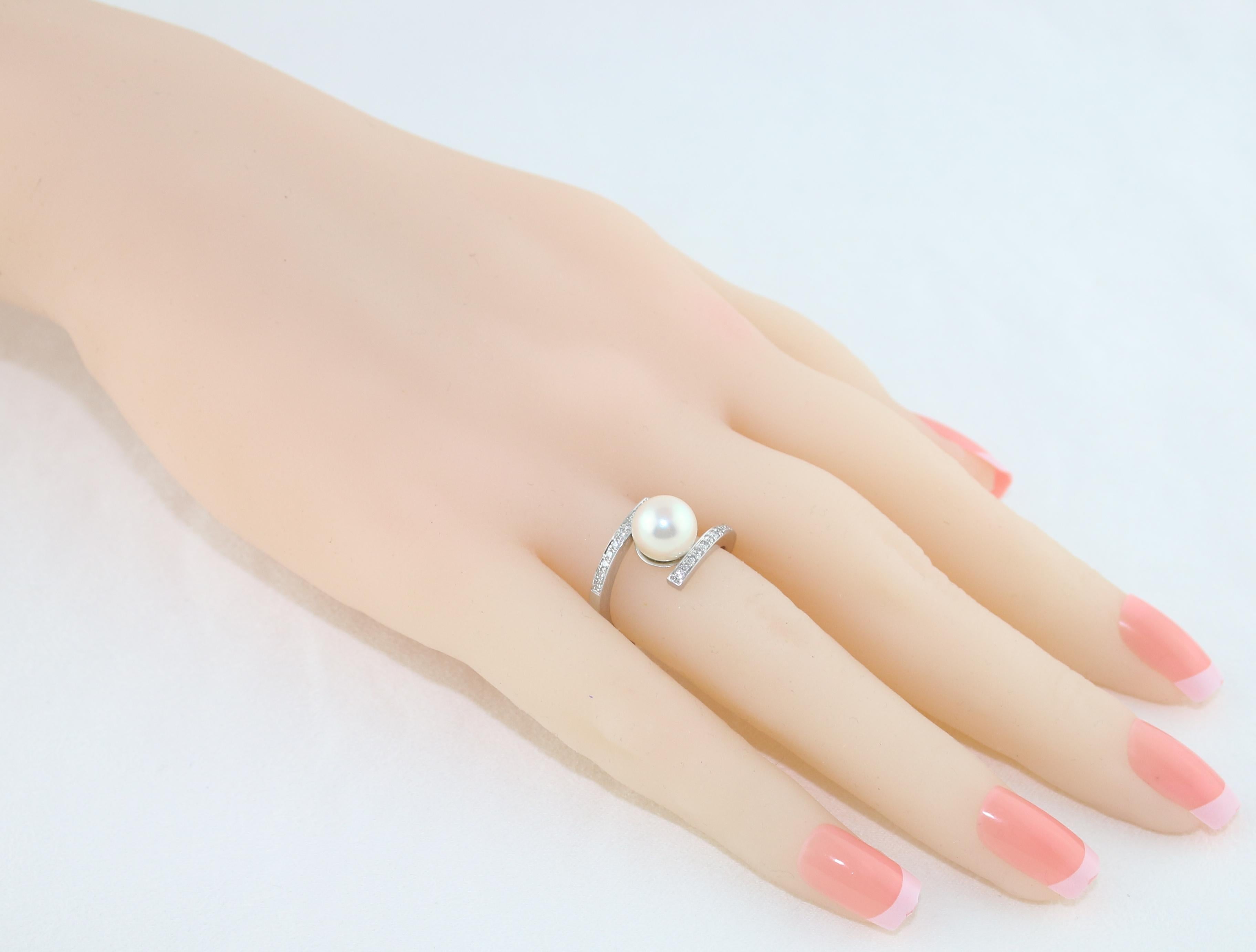 0.30 Carat Diamond and Pearl Bypass Gold Ring In New Condition For Sale In New York, NY