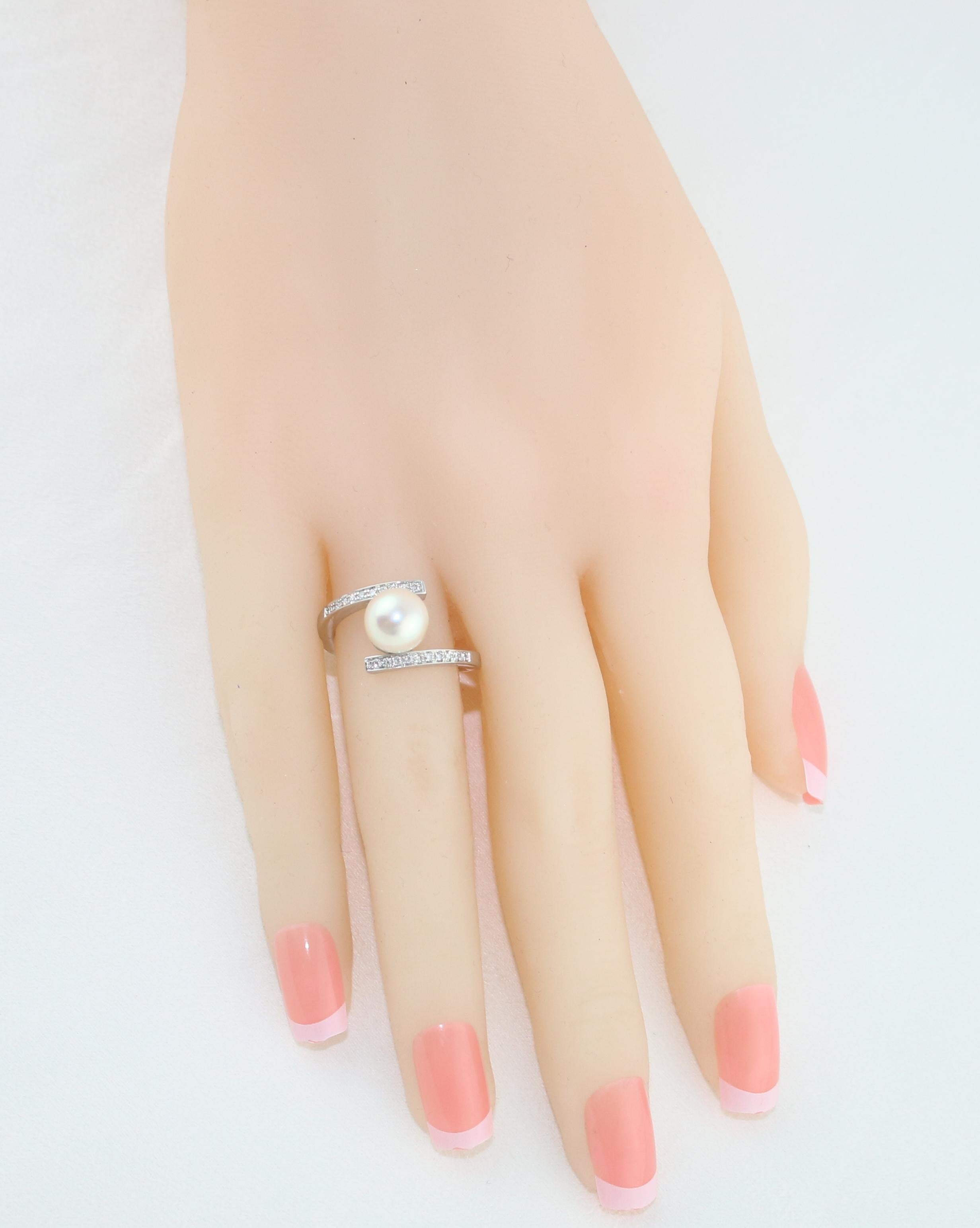 0.30 Carat Diamond and Pearl Bypass Gold Ring For Sale 1