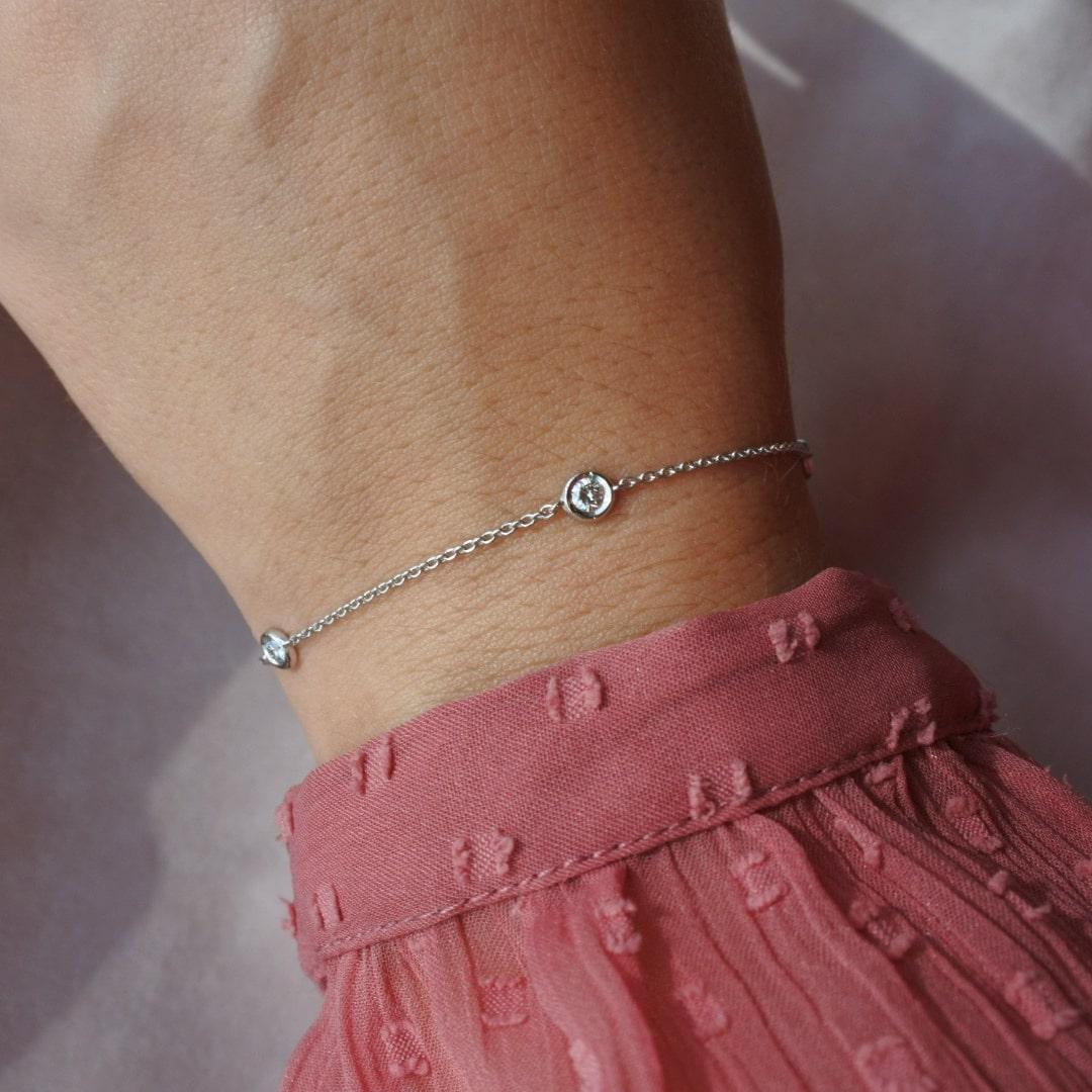 0,30 Karat Diamanten pro Yard Armband aus 14 Karat Weißgold - Shlomit Rogel

Wunderschönes Funkeln trifft auf ein klassisches Design in diesem eleganten Diamantarmband, das als Meterware angeboten wird. Dieses aus massivem 14-karätigem Weißgold