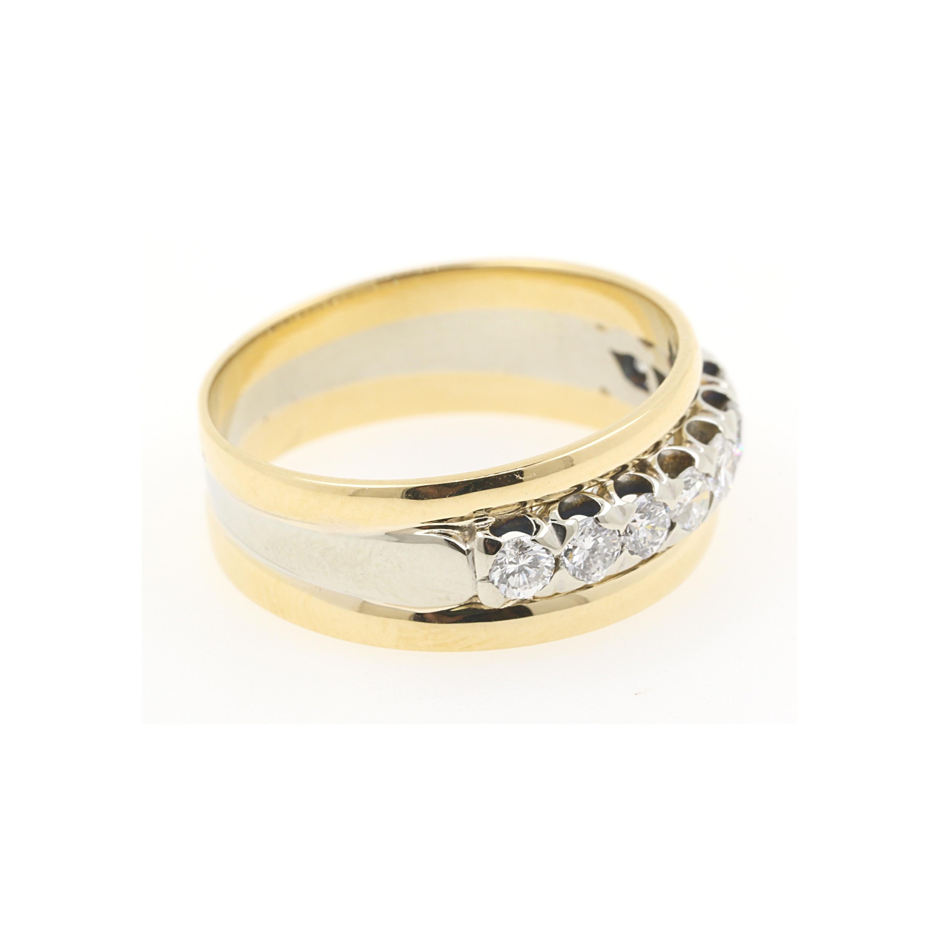 Contemporary 0.30 Carat Diamonds on 18 Karat Yellow and White Gold Wedding Band
