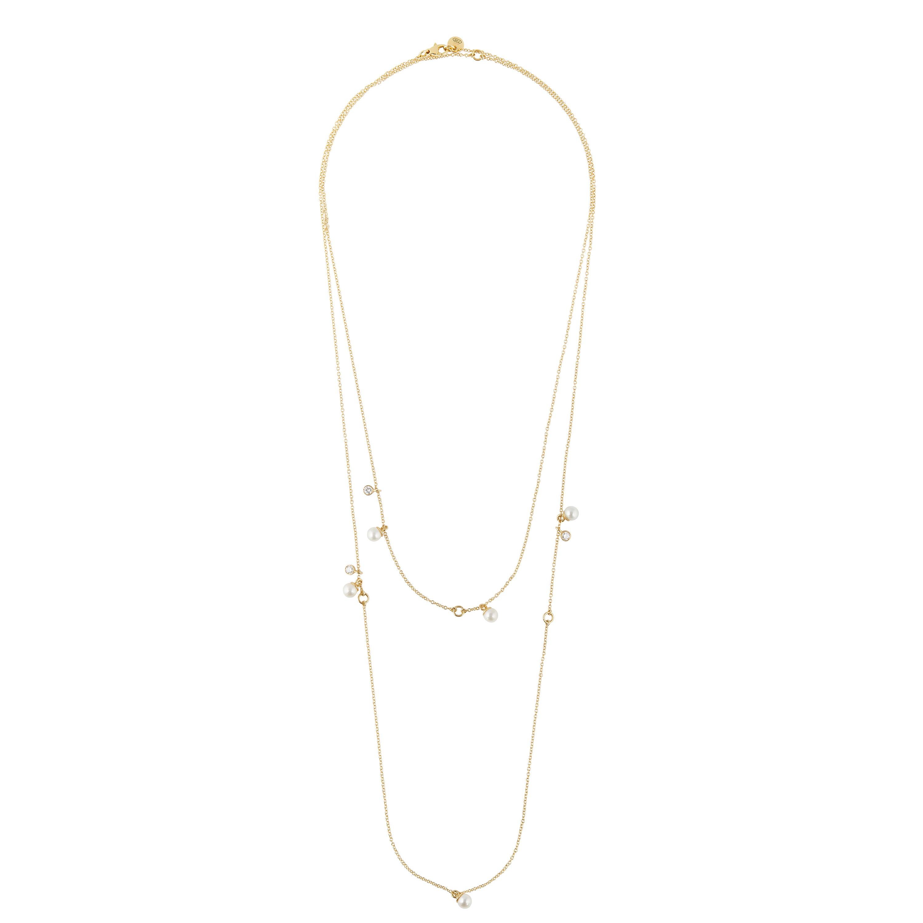 Libre comme l’Or is a long chain in 18kt yellow gold, diamond and pearl.
FREE—LIBRE in French—to wear this versatile jewel according to your mood and fancy. FREE like the diamonds and pearls, decked with tiny gold rings, that effortlessly glide over