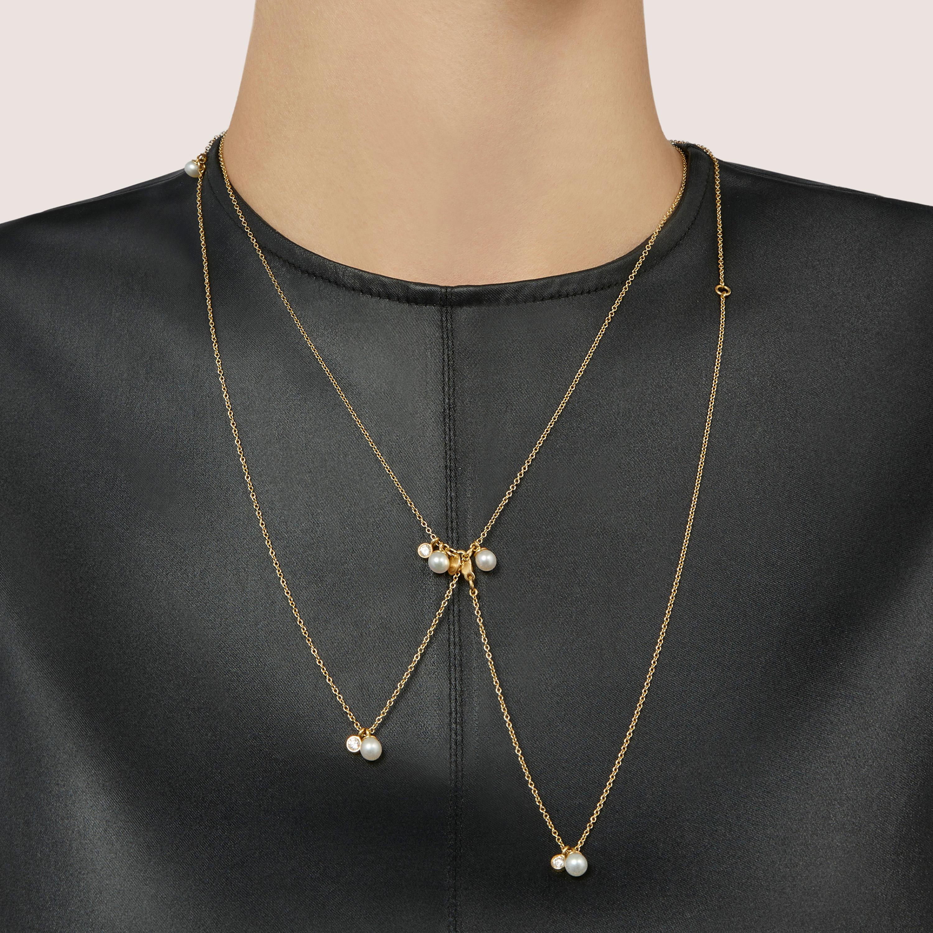 Long collier à plusieurs rangs en or jaune 18 carats avec perles et diamants de 0,30 carat  en vente 1