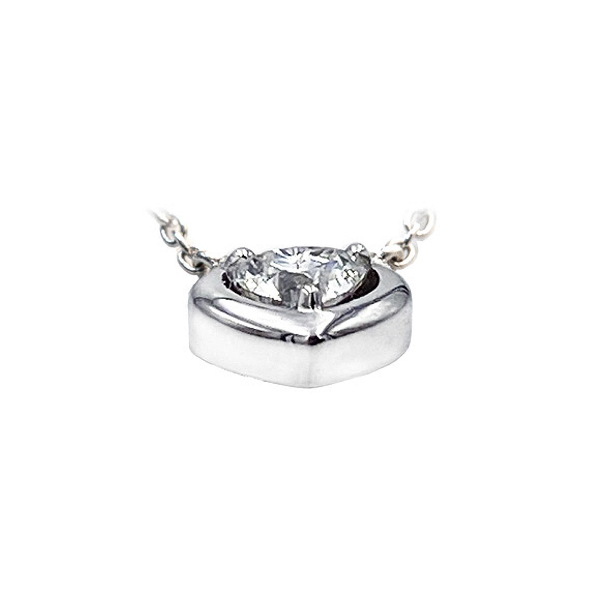 Ce pendentif enchanteur est orné d'un éblouissant diamant en forme de cœur de 0,30 carat, réputé pour son symbolisme romantique et son élégance intemporelle. Doté d'un grade de couleur E-F, le diamant présente des tons presque incolores, ce qui