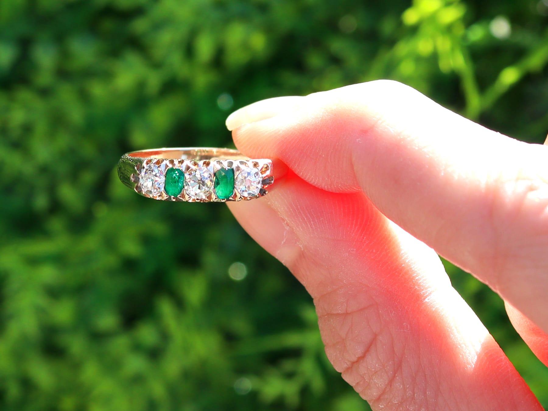 Uno splendido, raffinato e impressionante anello antico con smeraldo da 0,30 carati e diamante da 0,60 carati, in oro giallo 14 carati, con cinque pietre; fa parte della nostra collezione di anelli antichi con pietre preziose.

Questo splendido