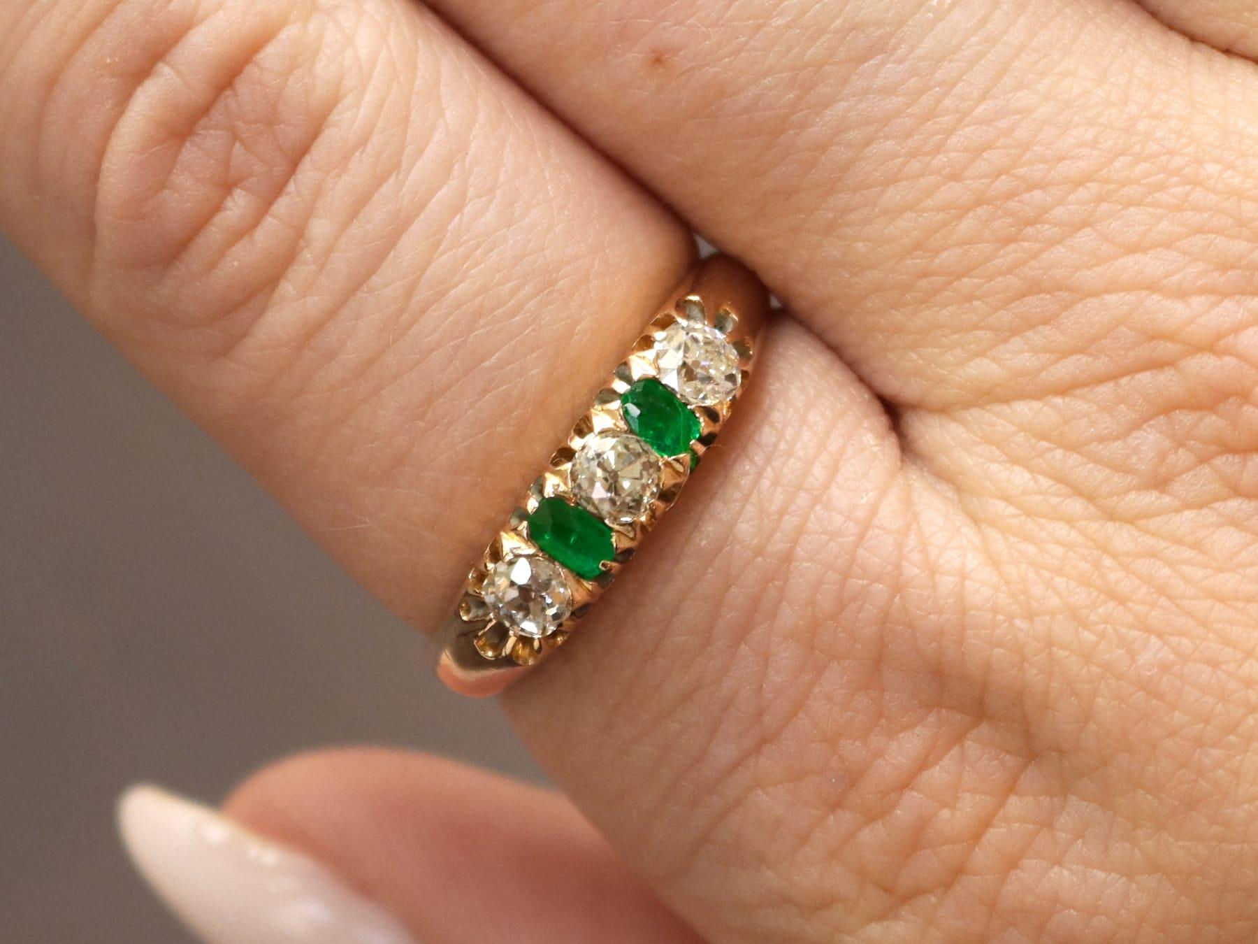 Taglio cuscino Anello con smeraldo da 0,30 carati e diamante da 0,60 carati in oro giallo 14k Circa 1925 in vendita