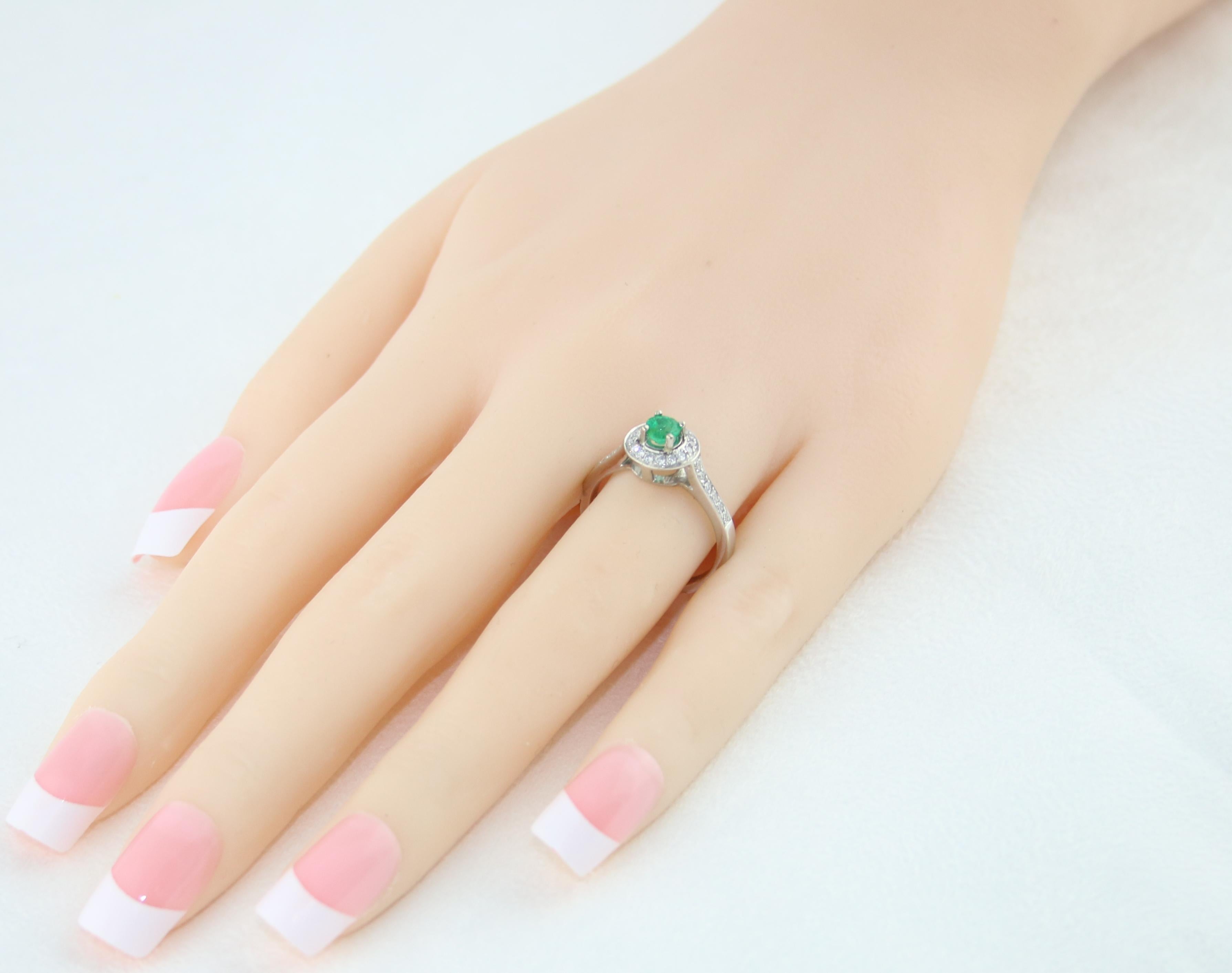Contemporary 0.30 Carat Emerald Diamond Gold Ring For Sale