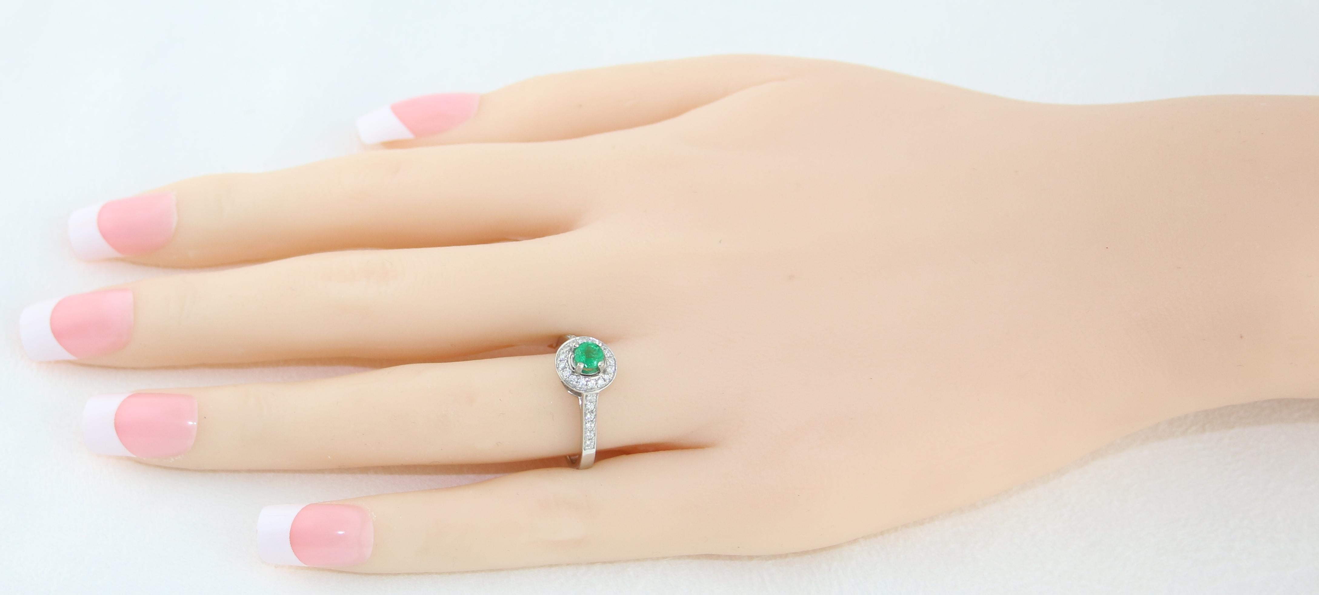 Round Cut 0.30 Carat Emerald Diamond Gold Ring For Sale