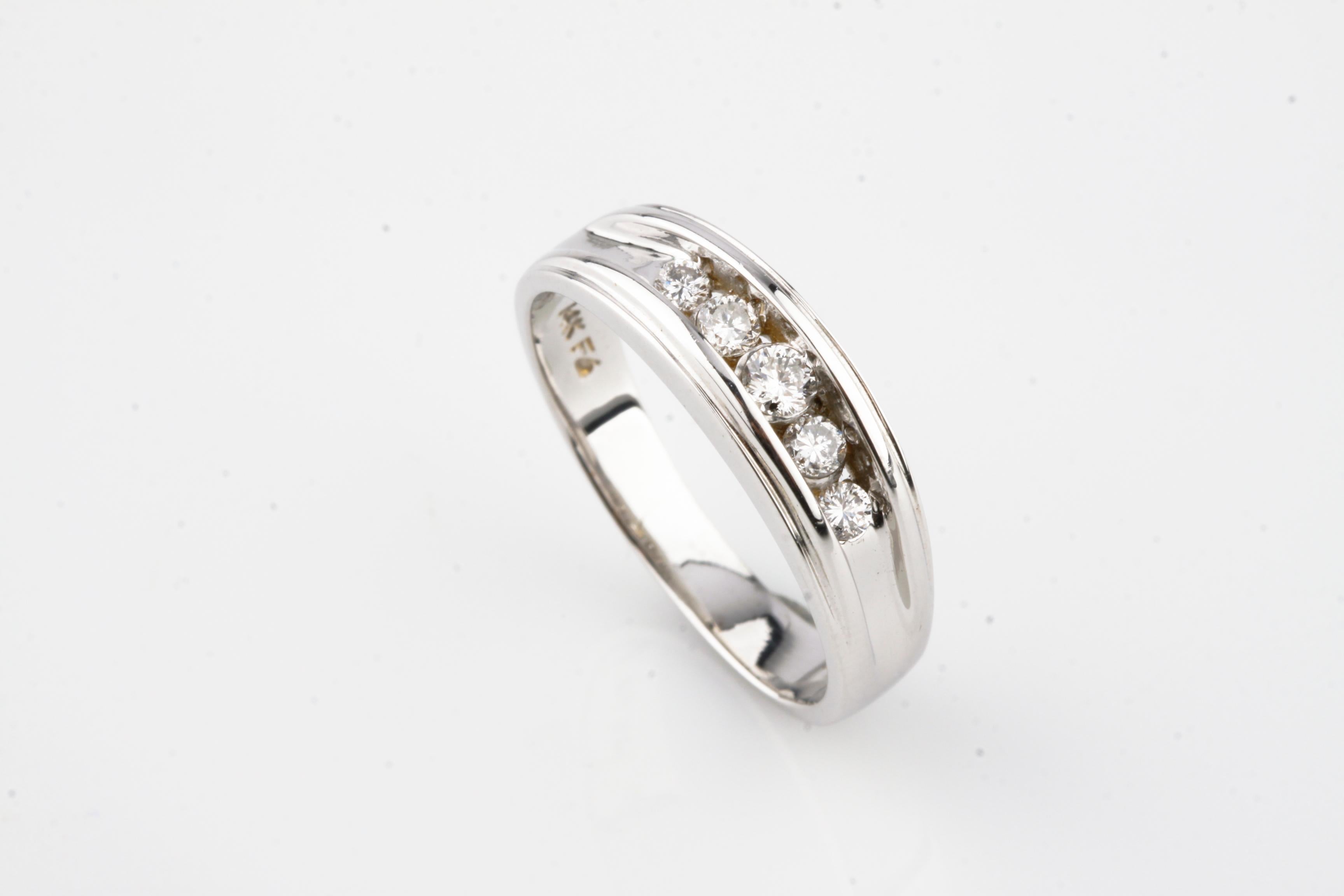 Wunderschöner einzigartiger Bandring
Fünf runde, kanalgefasste Diamanten
Die Diamanten sind in mehreren Schichten gefasst, wodurch ein Schattenbox-Effekt entsteht
Gesamtgewicht der Diamanten = ca. 0,30 Karat
Durchschnittliche Farbe = H -