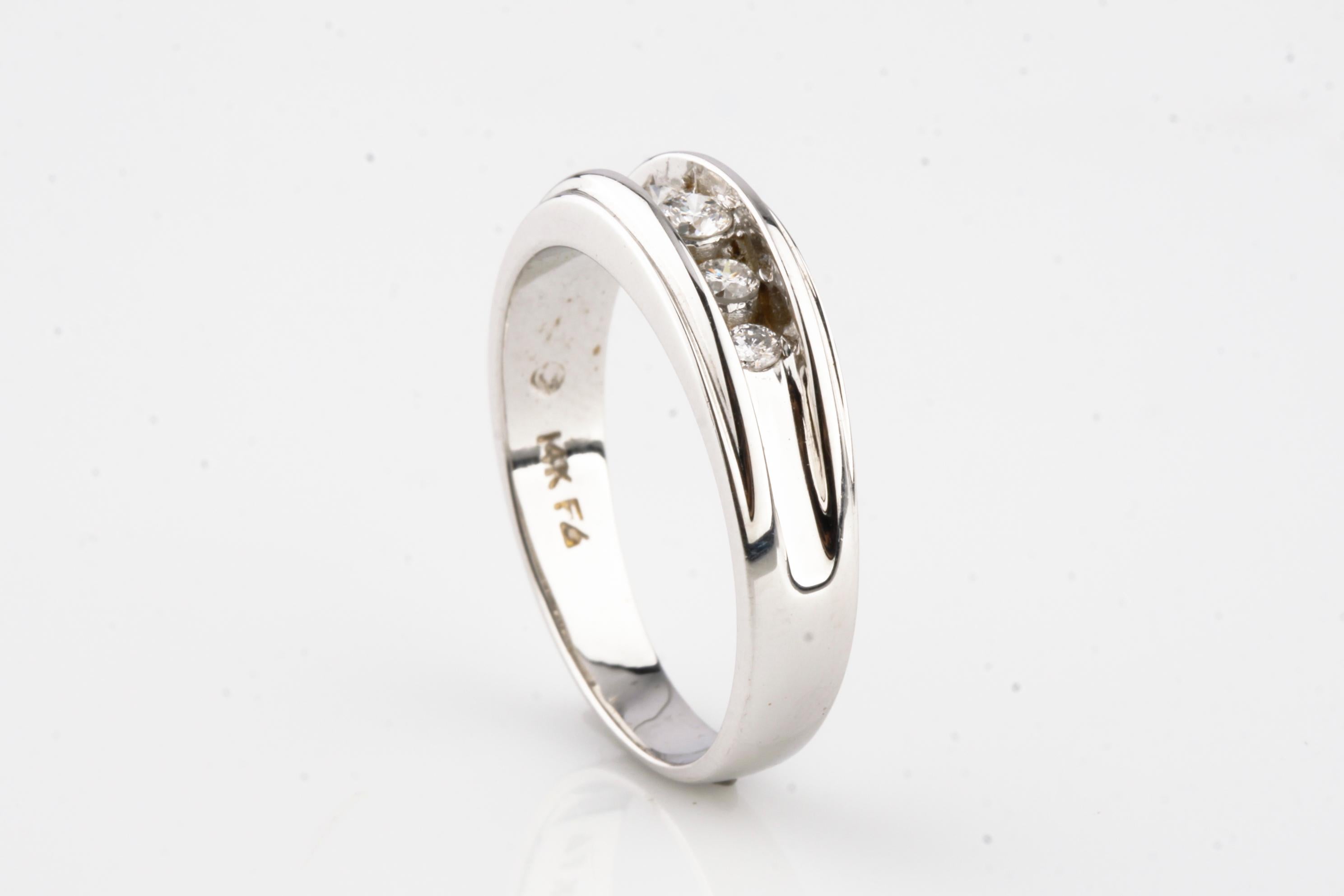 0,30 Karat fünfsteiniger runder Diamant-Verlobungsring aus Weißgold mit Diamanten (Moderne) im Angebot