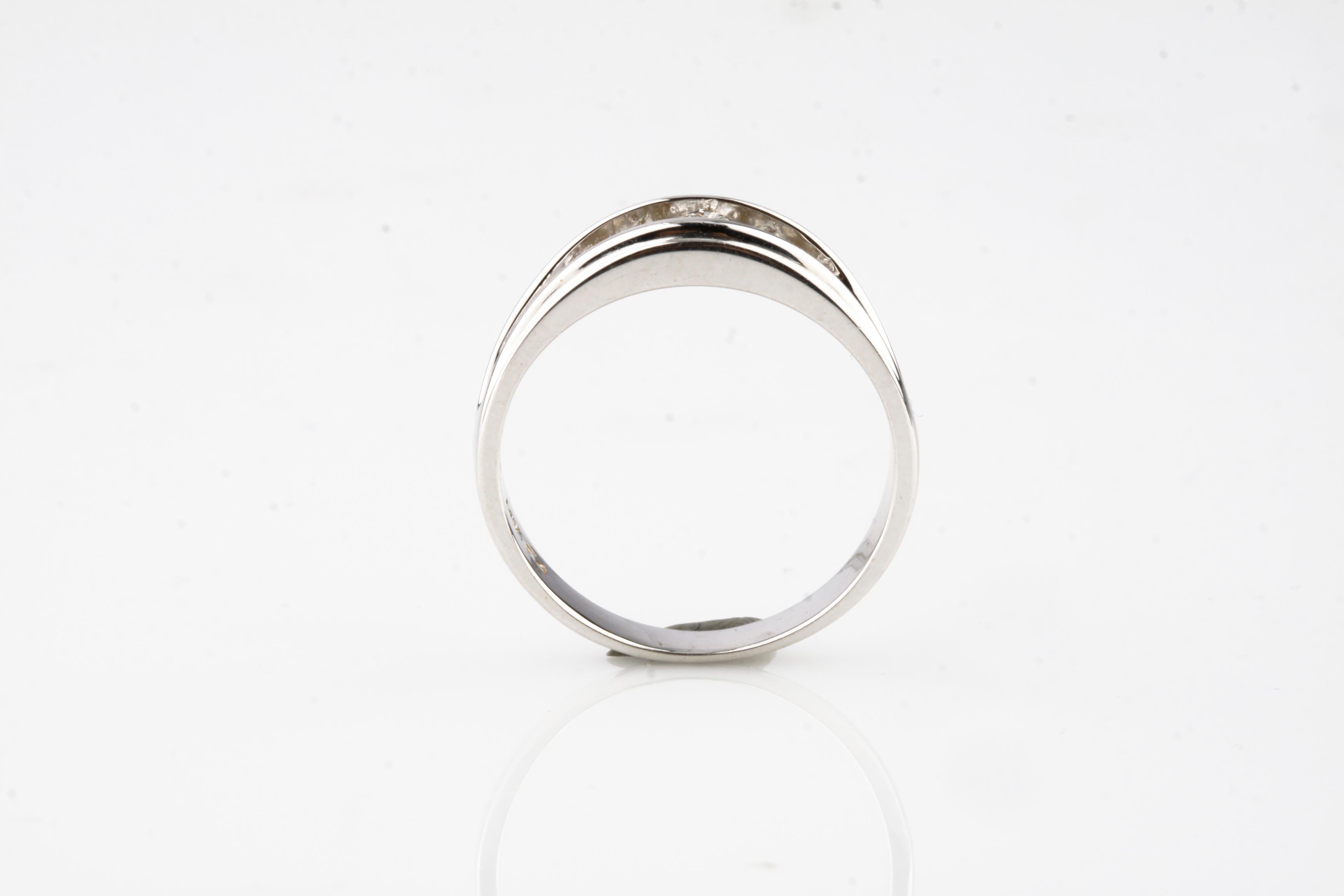 0,30 Karat fünfsteiniger runder Diamant-Verlobungsring aus Weißgold mit Diamanten (Rundschliff) im Angebot