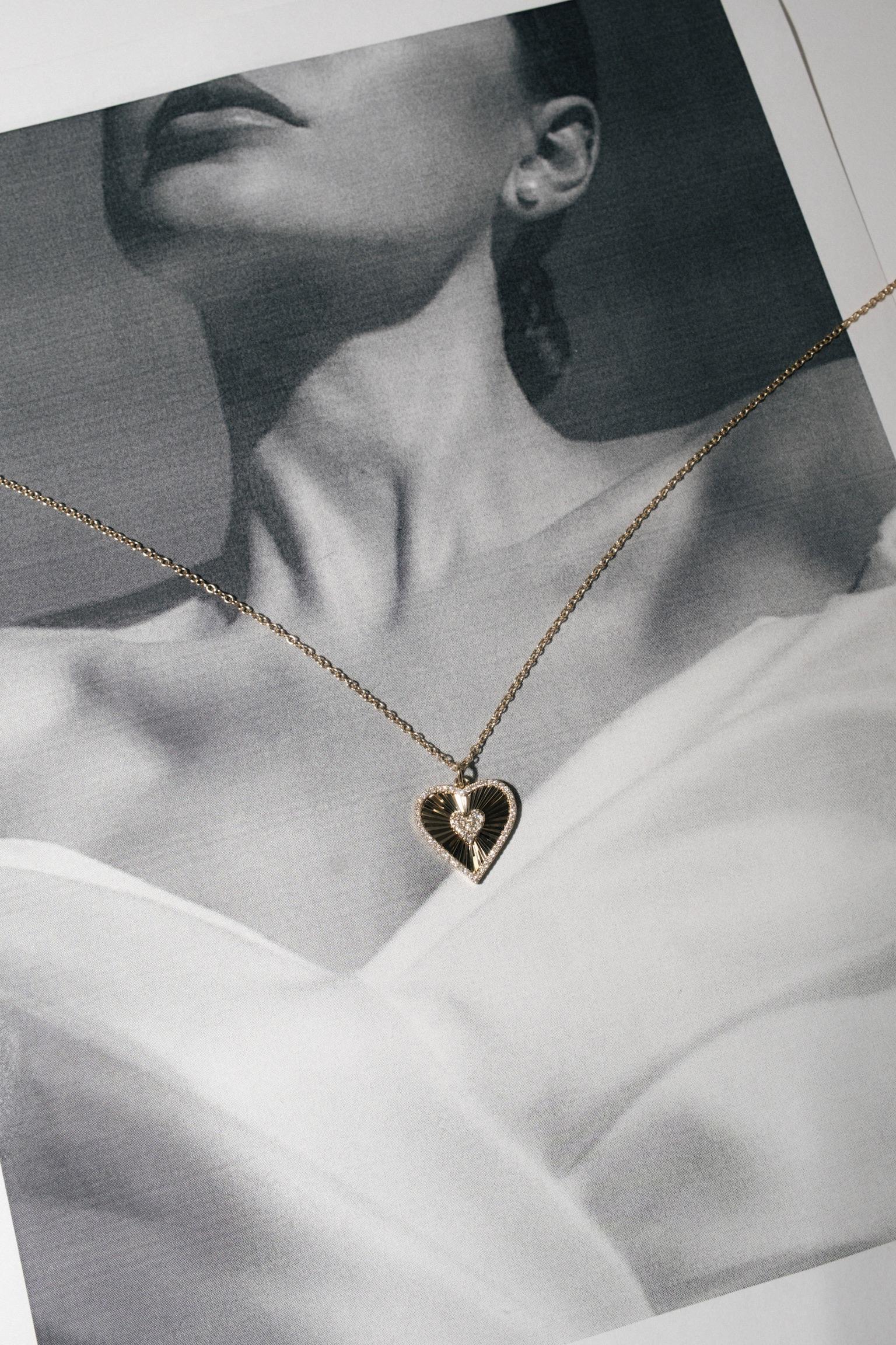 Taglio rotondo Collana con ciondolo di diamanti a forma di cuore da 0,30 carati in oro giallo 18 carati in vendita
