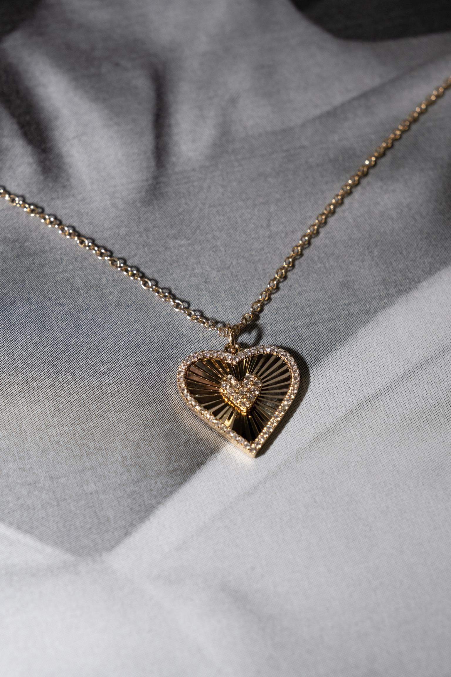 Collana con ciondolo di diamanti a forma di cuore da 0,30 carati in oro giallo 18 carati In condizioni Nuovo in vendita a New York, NY