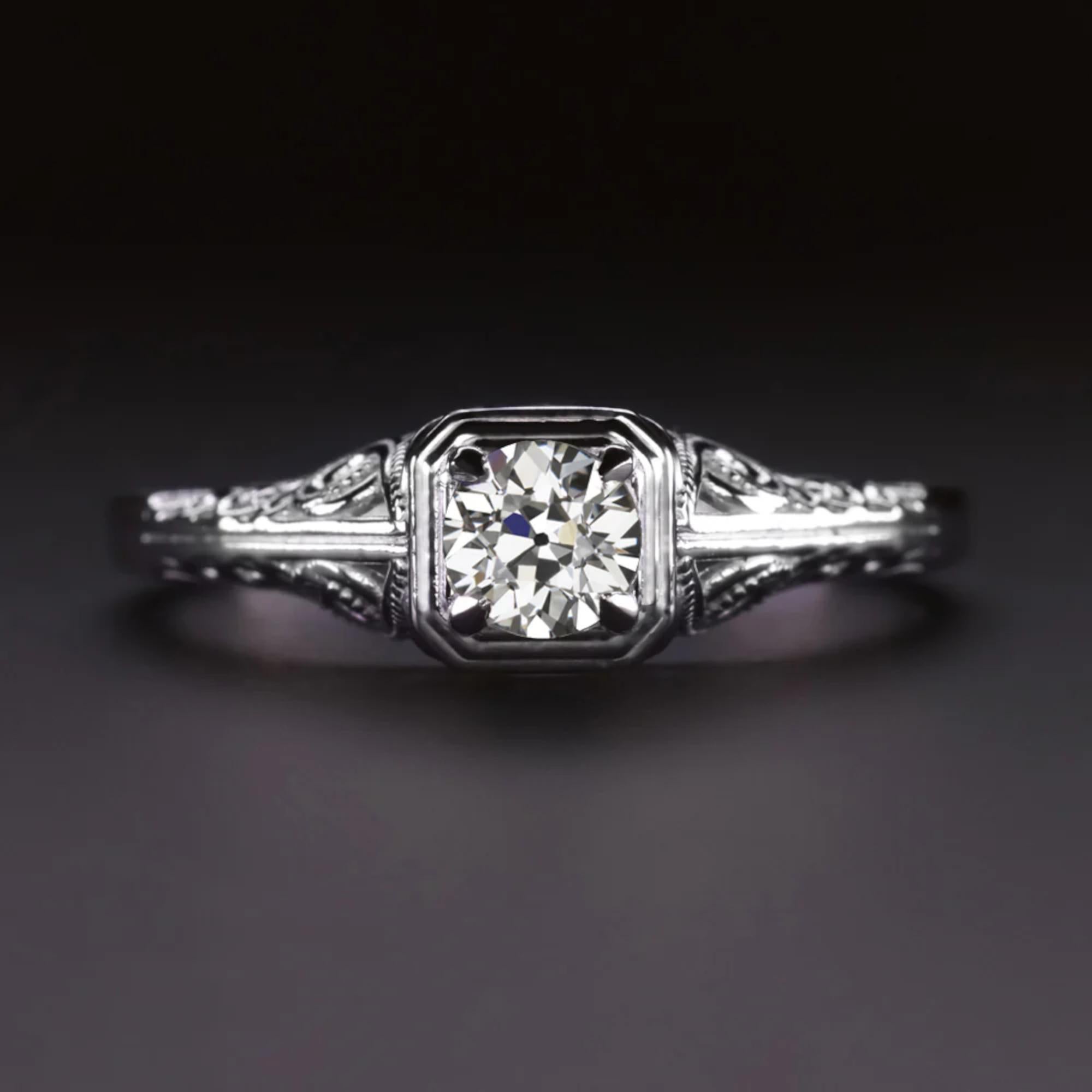 Questo affascinante solitario di diamanti cattura il fascino di un'epoca passata, mostrando uno scintillante diamante di taglio europeo antico in una romantica montatura in stile antico. Il cuore di questo gioiello è costituito da un diamante