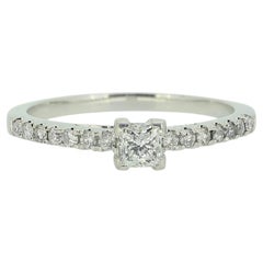 Bague de fiançailles de 0.30 carat avec diamant taille princesse