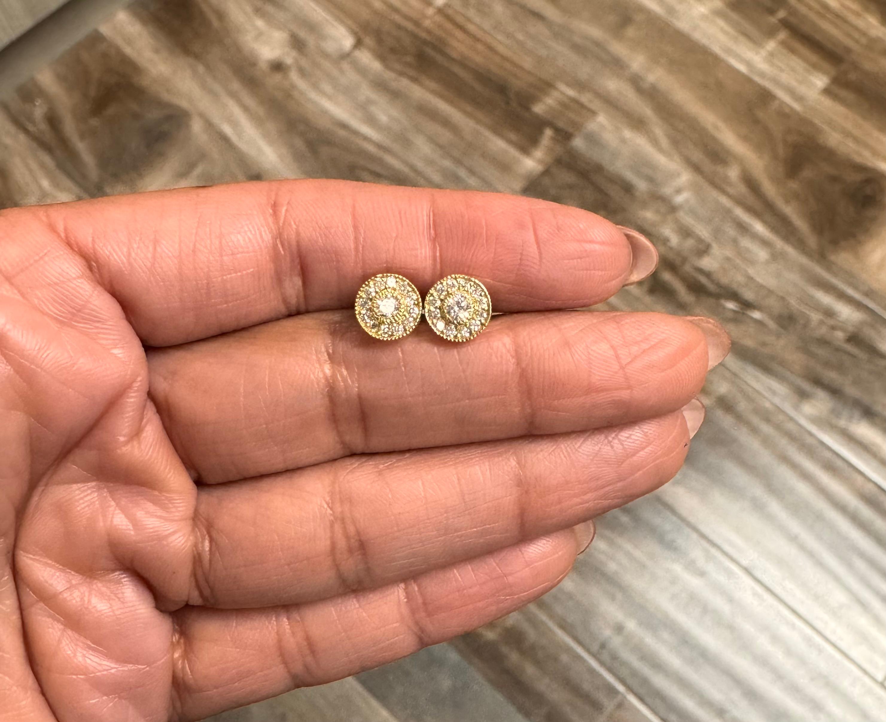 Pendientes de oro amarillo de 14 quilates con diamante natural de corte redondo de 0,30 quilates en venta 1