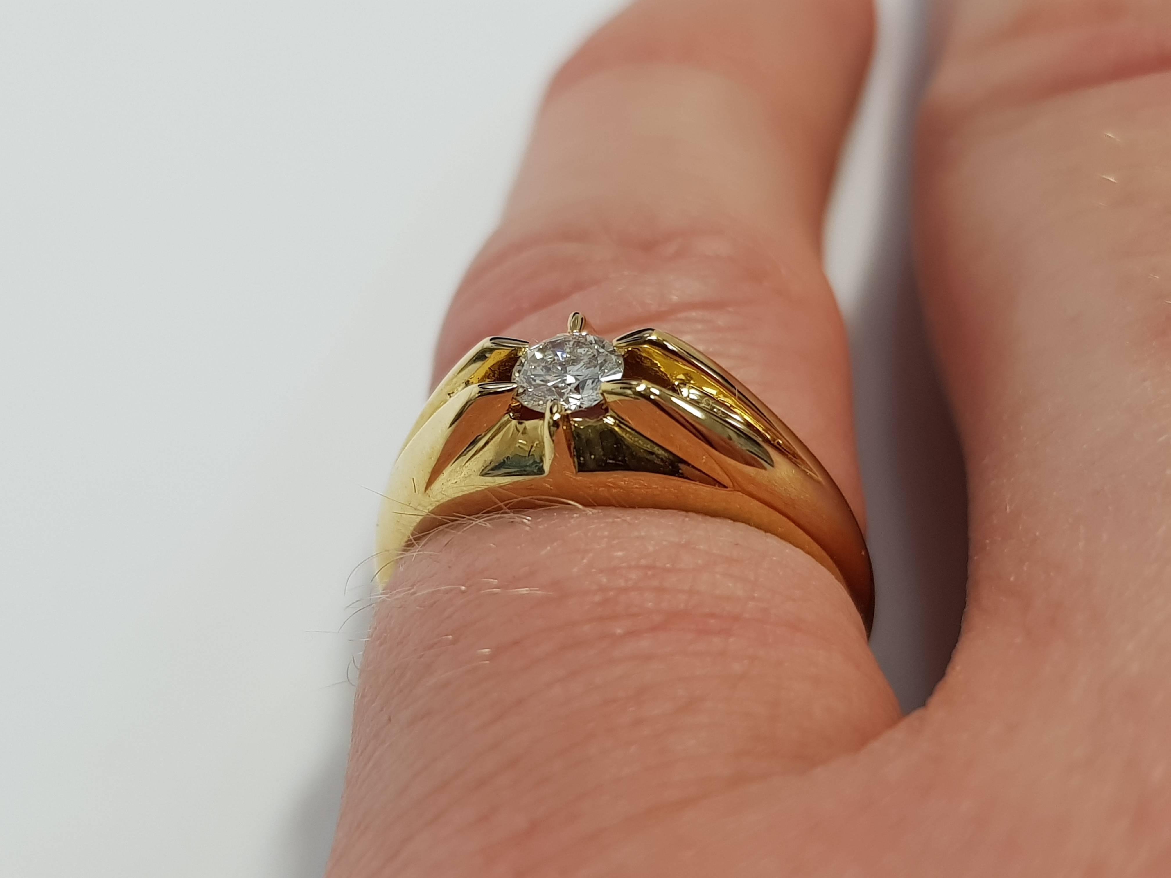 Bague à griffes en or jaune 18 carats, sertie d'un diamant rond de couleur blanche brillante et de pureté G-H SI. Cette bague a un poids total de diamants de 0,30.  Carat. Poids approximatif de 5 grammes, en fonction de la taille de l'annulaire.