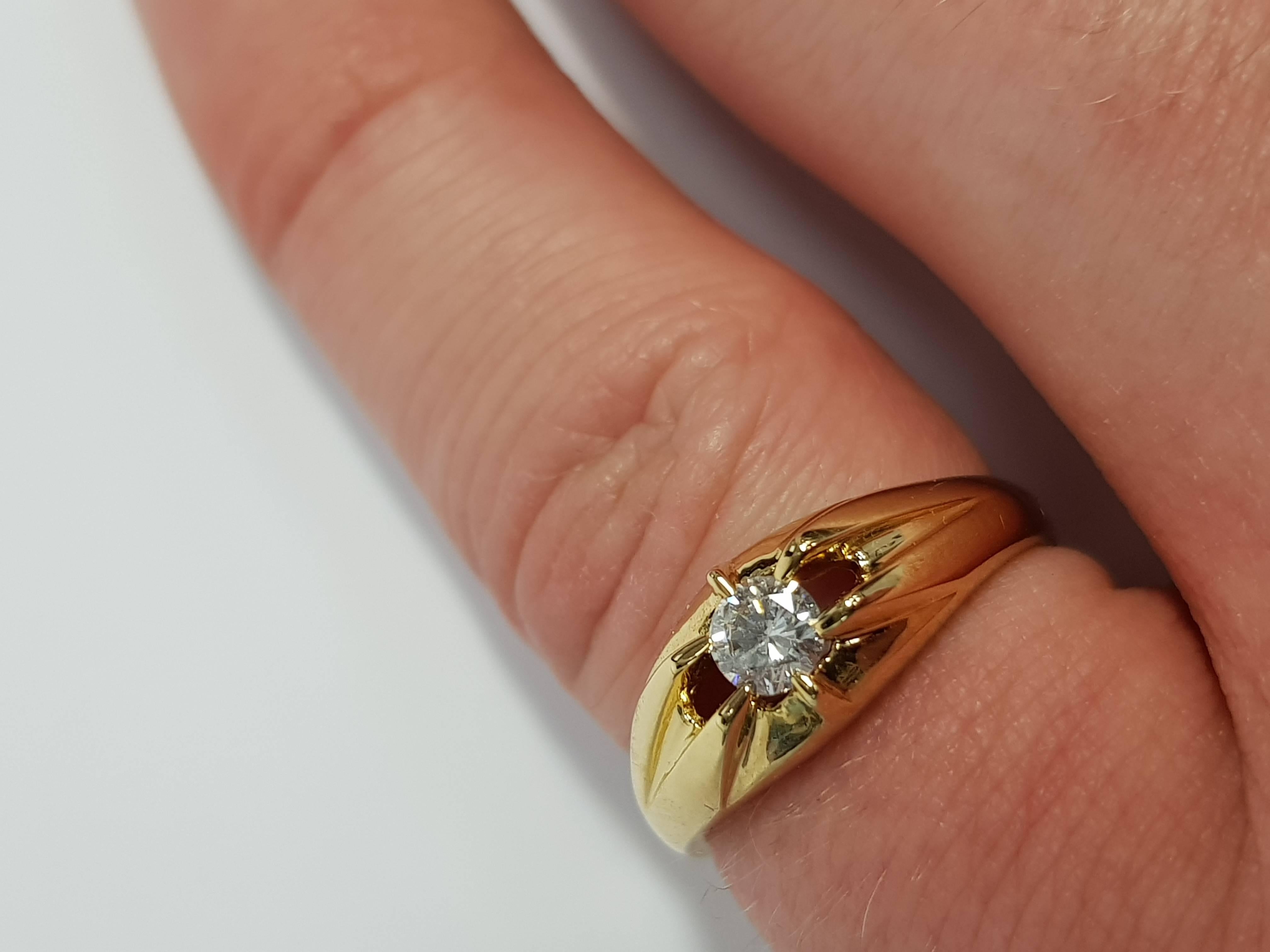 Tresor Paris 0,30 Karat runder weißer Diamant 18 KT Gold Claw Set Band Siegelring im Zustand „Neu“ im Angebot in London, GB