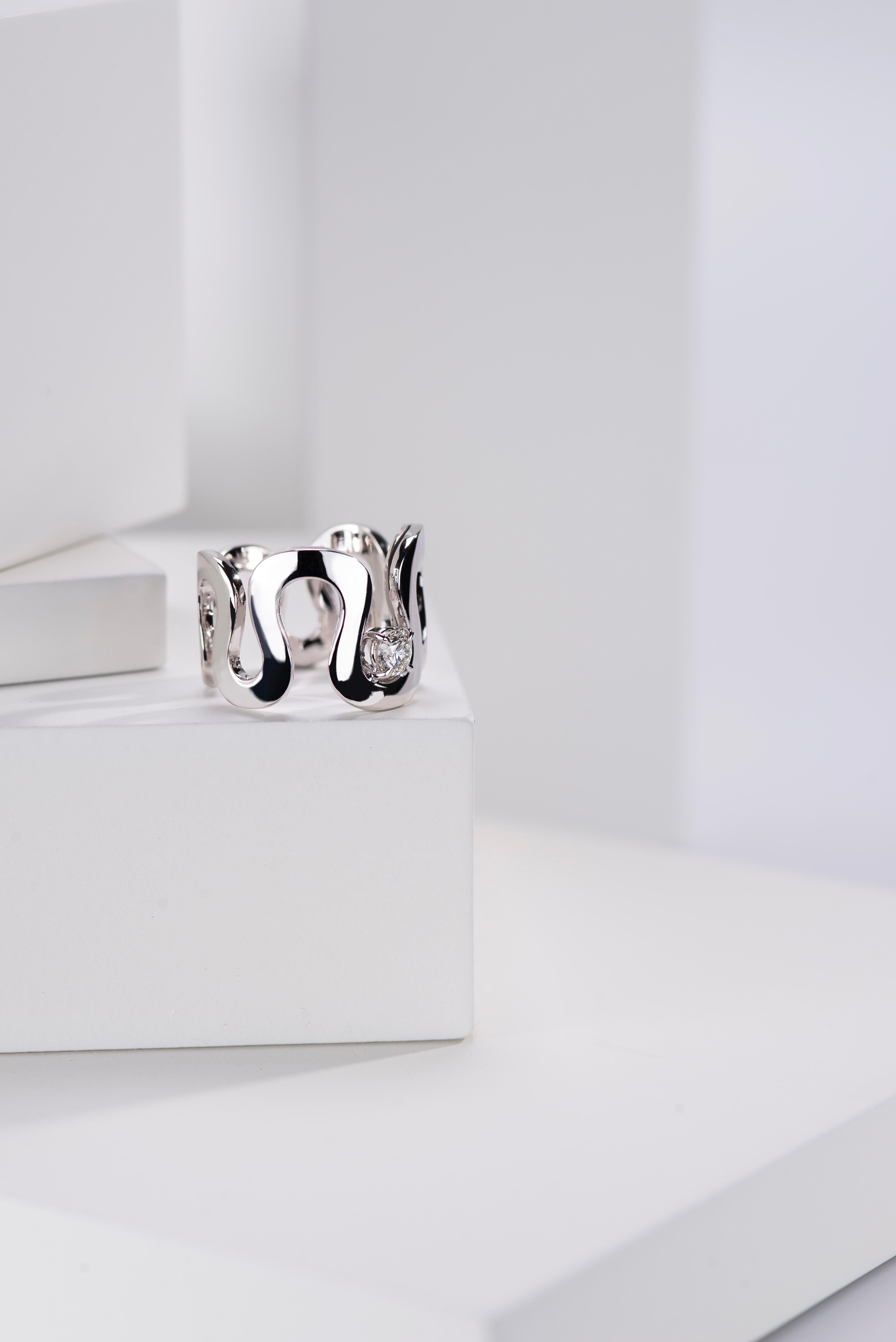 0.30 Carat White Diamond G Color VS1 Unisex 18k Gold Band Design Ring For Sale 5