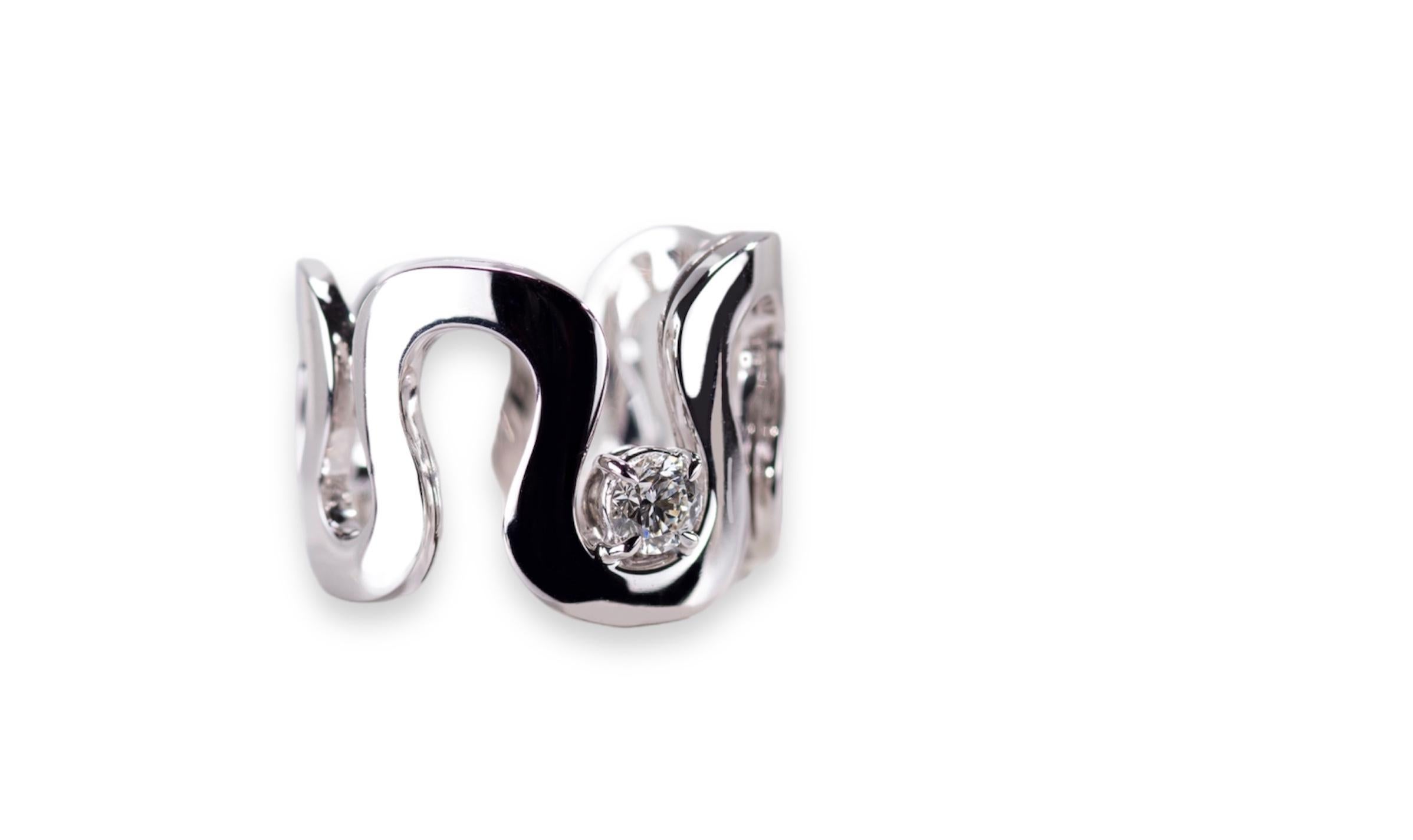 0.30 Carat White Diamond G Color VS1 Unisex 18k Gold Band Design Ring For Sale 3