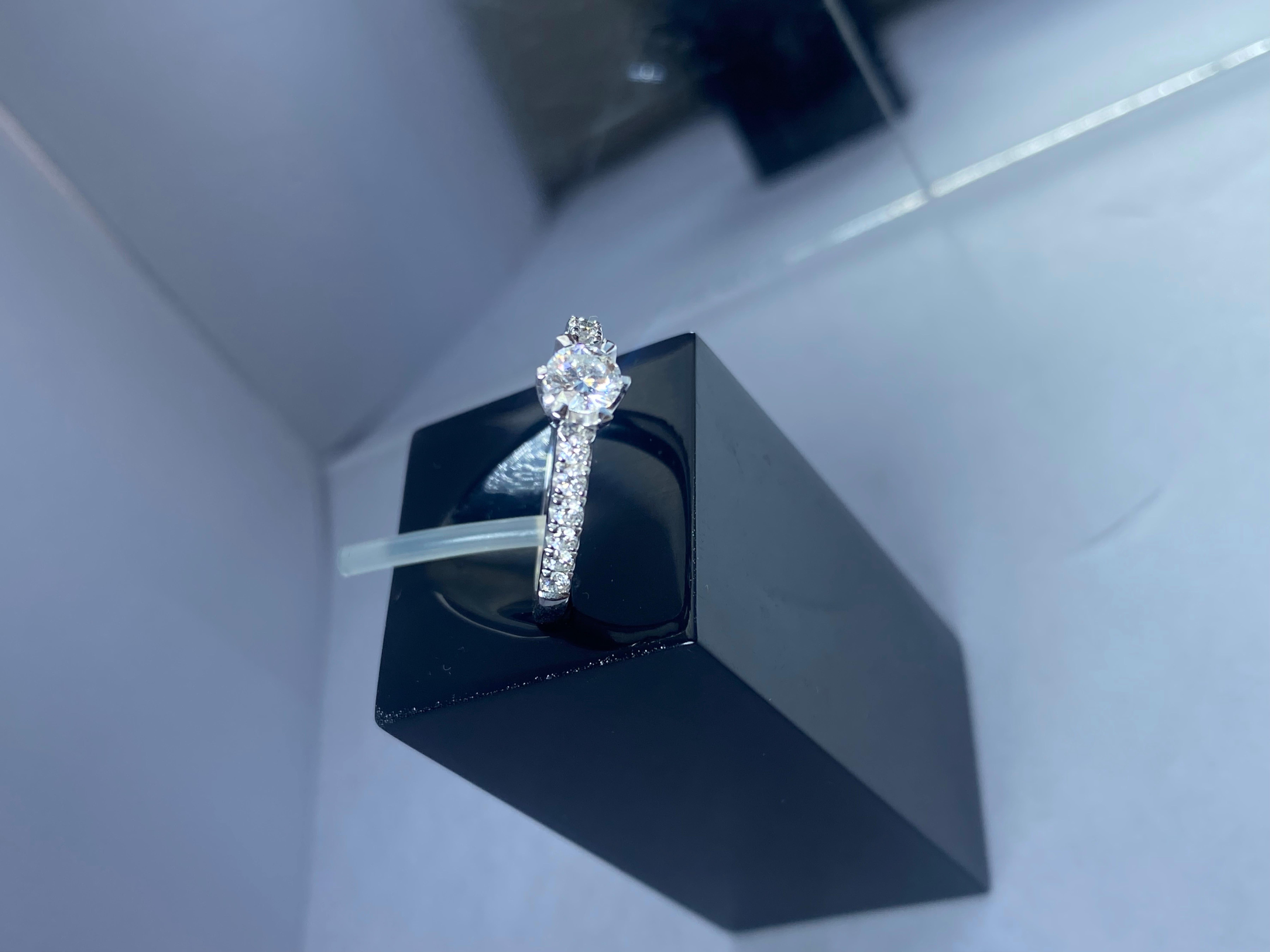 Bague de diamants blancs de 0,30 carat de pureté certifiée GIA en vente 2