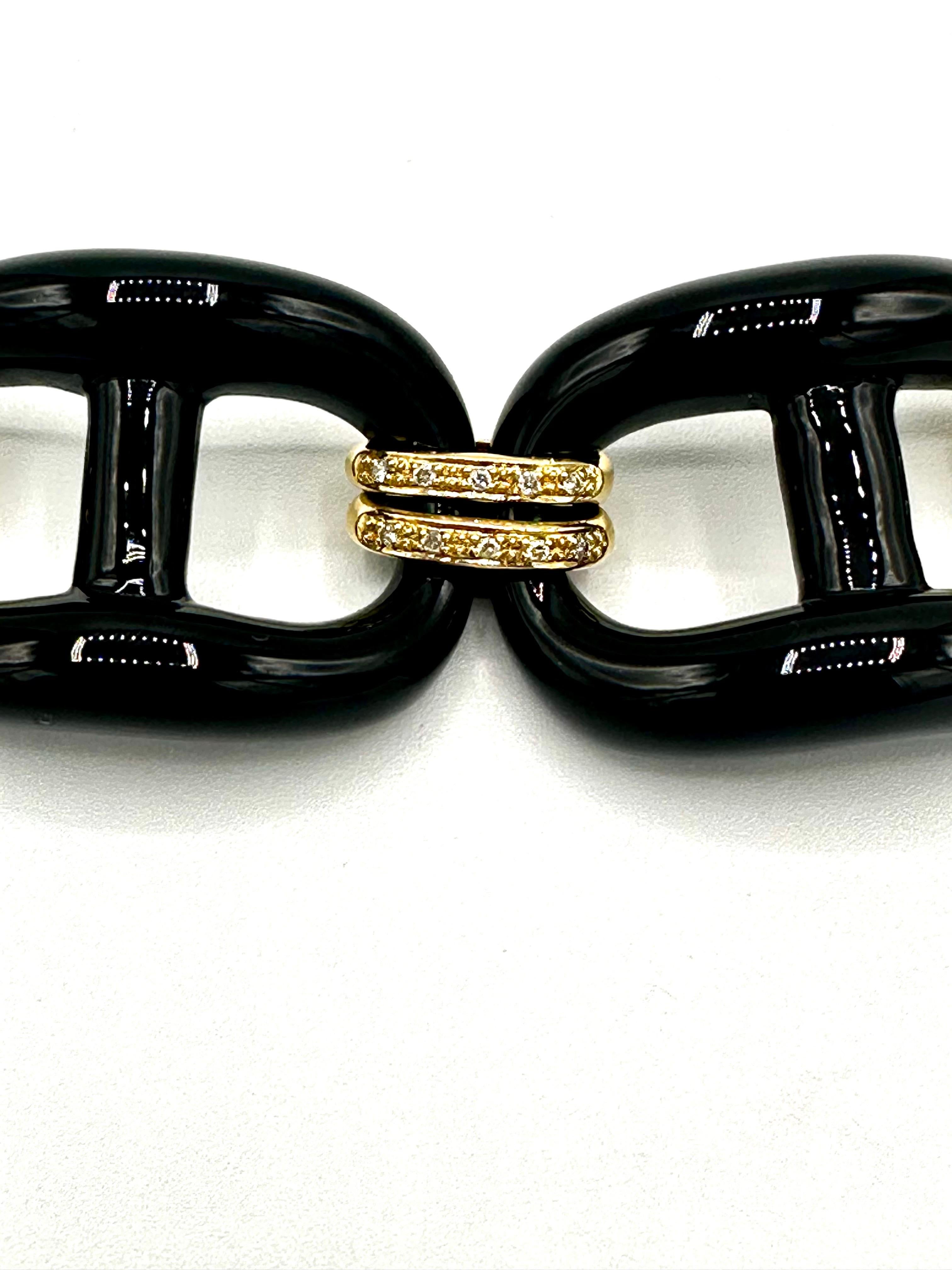 Un bracelet idéal à porter en toute occasion !  Ce bracelet est composé de grands maillons d'onyx en forme d'ancre, reliés par des maillons ovales doubles en or jaune 18 carats et en diamants.  Il y a 30 diamants ronds et brillants d'un poids total