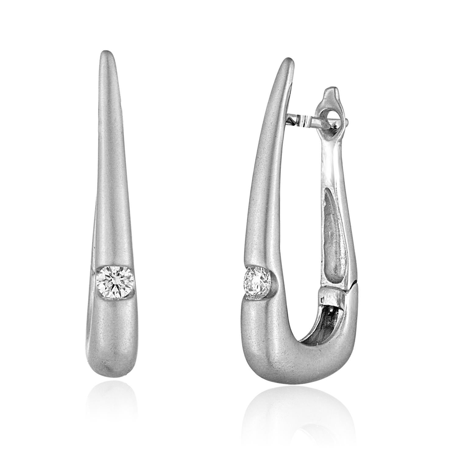 Beautiful Italian Earrings
The back is stamped ITALY 750.
The earrings are 18K Satin Finish White Gold.
There 0.30Ct Diamonds E/F VS/SI
The earrings measure 1.25