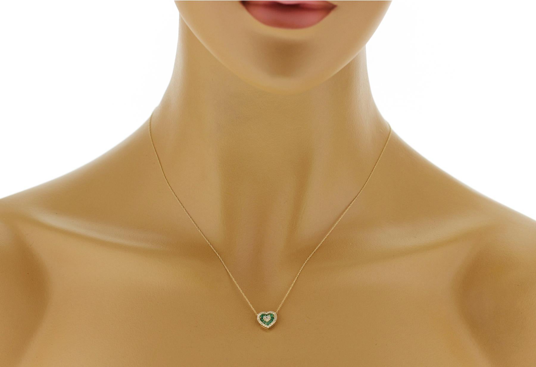 0.30 CT Esmeralda 0.25 CT Diamante Collar Colgante Corazón Oro Amarillo 14K 18