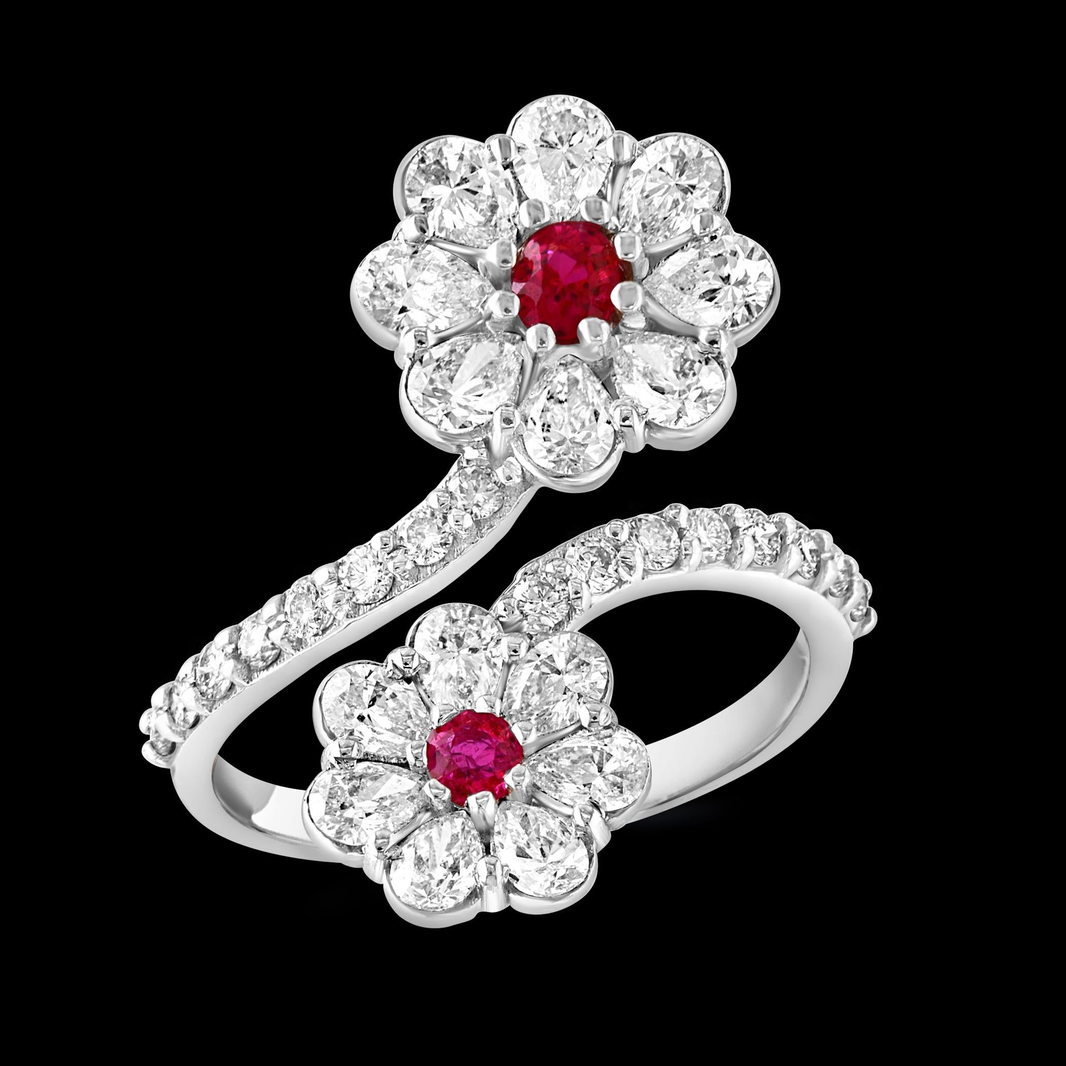 Unser exquisiter Ring aus 18 Karat Gold präsentiert einen atemberaubenden natürlichen Rubin von 0,30 Karat und 2 Karat Diamanten im Brillantschliff und in Birnenform, gefasst in glänzendem Weißgold. Dieser Ring ist ein wahres Symbol für Schönheit