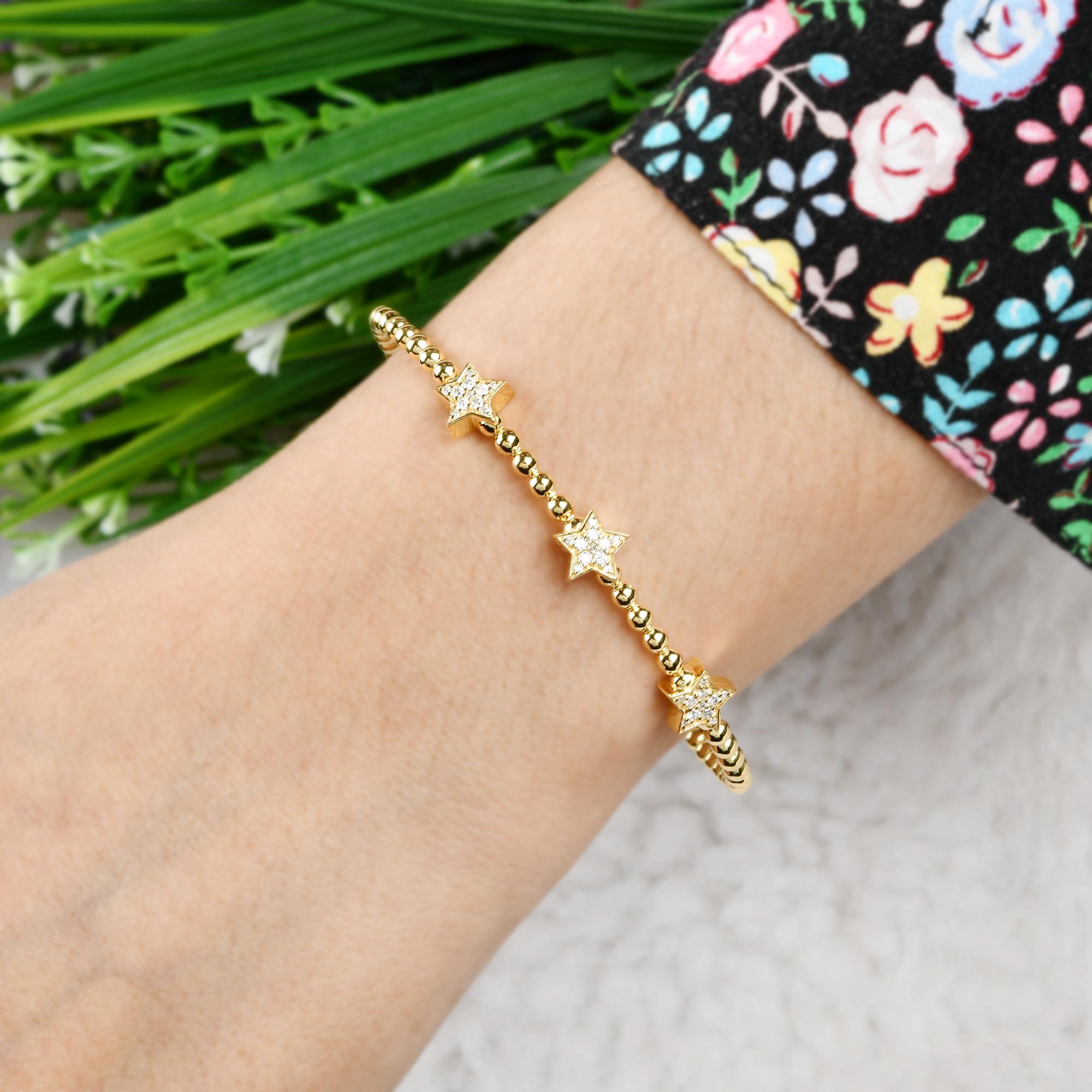 Taille ronde Bracelet manchette à trois étoiles en or jaune 18 carats pavé de diamants 0,30 carat SI/H en vente